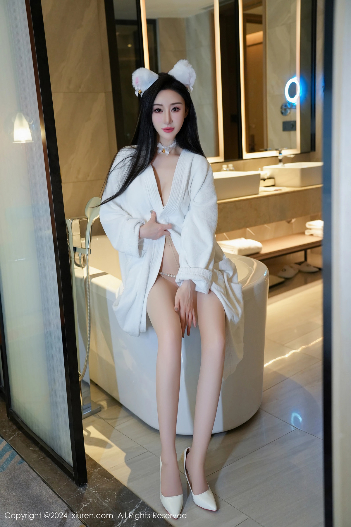 [XiuRen]高清写真图 2024.06.11 No.8679 田兮白 丝袜美腿