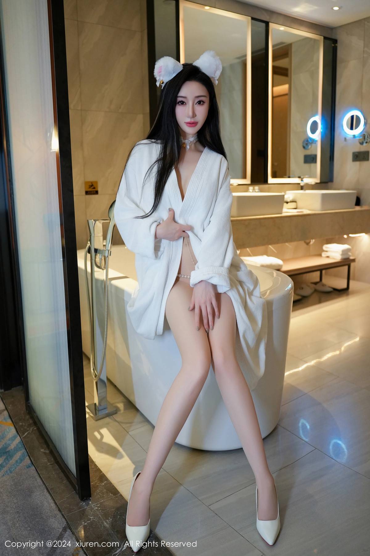 [XiuRen]高清写真图 2024.06.11 No.8679 田兮白 丝袜美腿