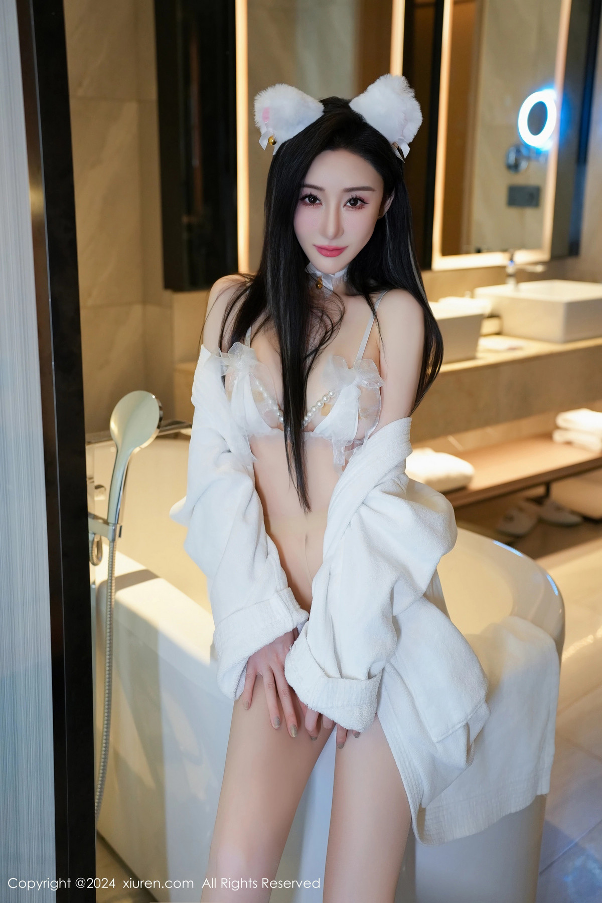 [XiuRen]高清写真图 2024.06.11 No.8679 田兮白 丝袜美腿