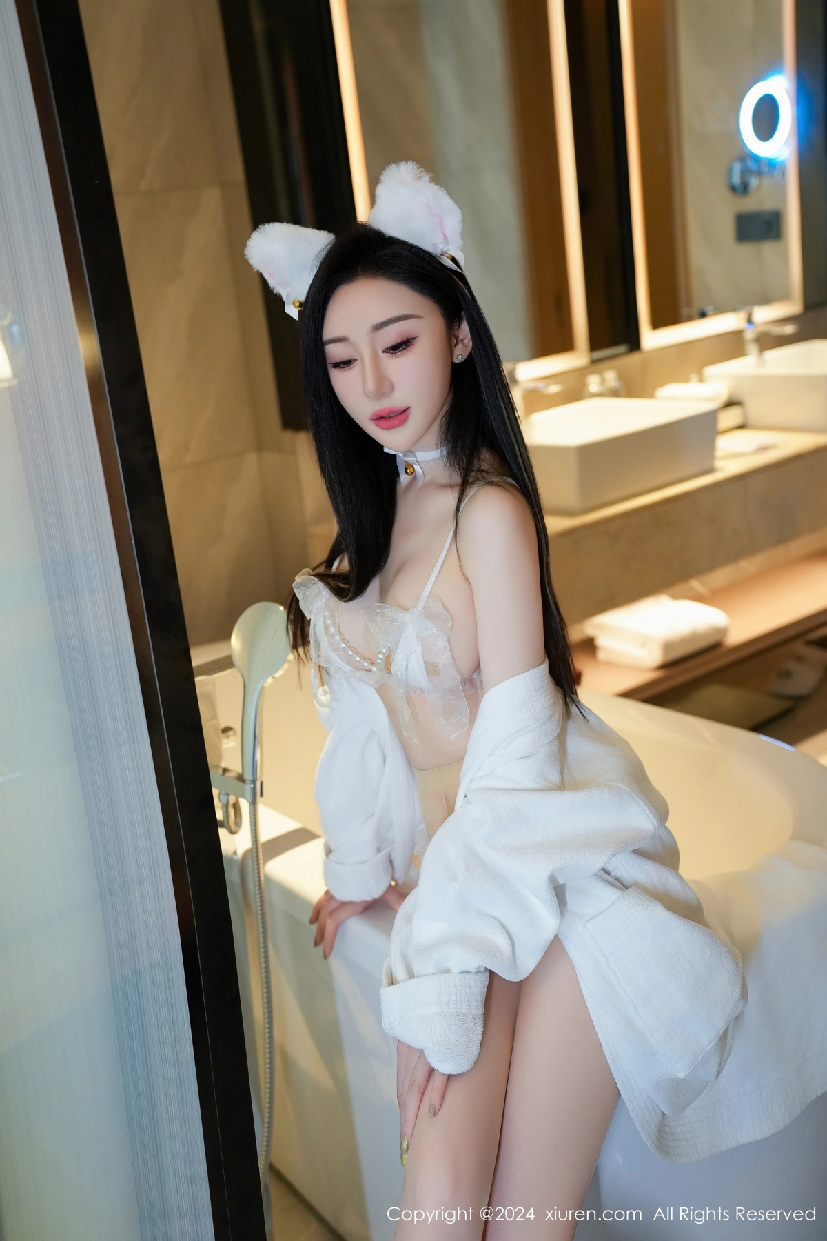 [XiuRen]高清写真图 2024.06.11 No.8679 田兮白 丝袜美腿