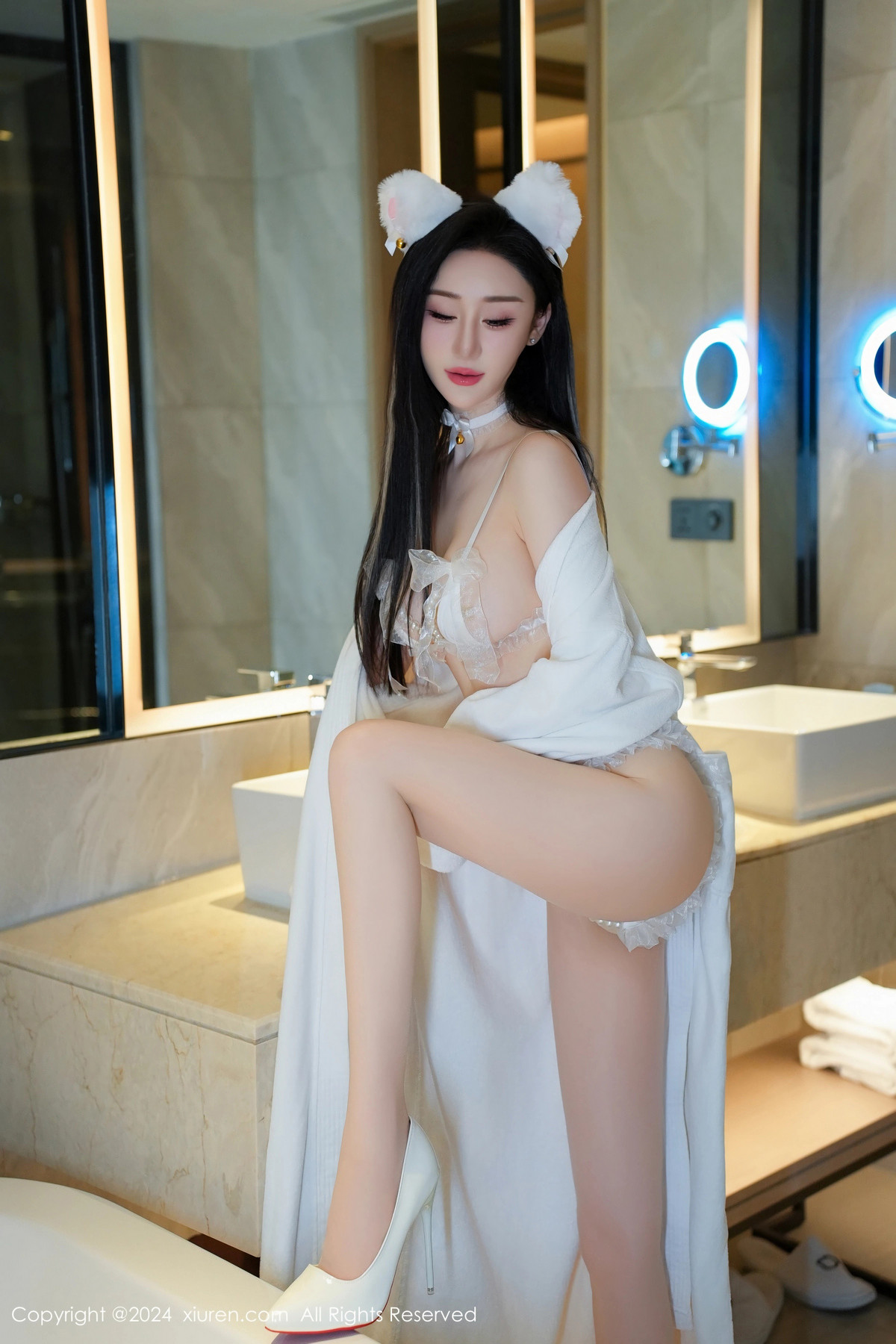 [XiuRen]高清写真图 2024.06.11 No.8679 田兮白 丝袜美腿