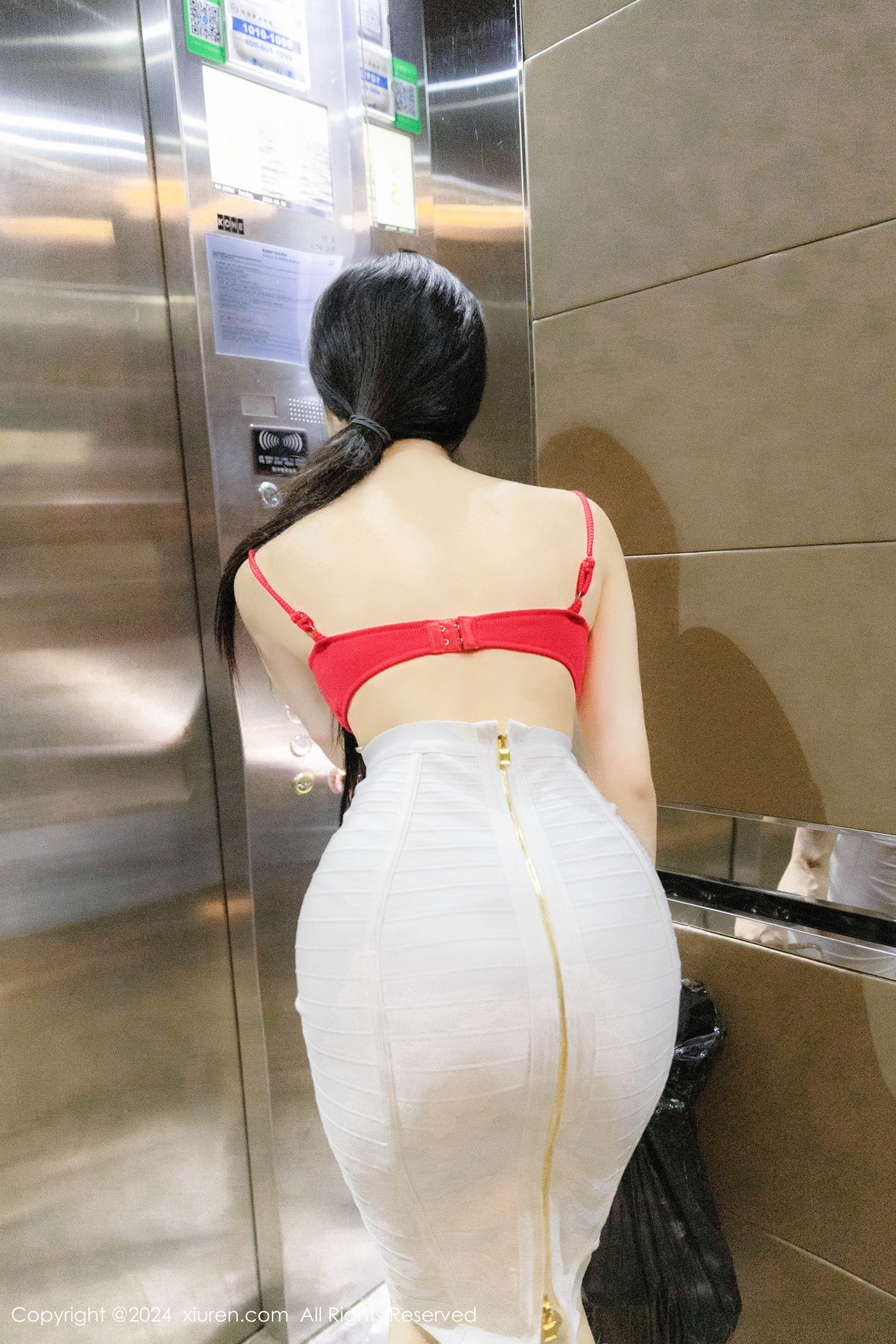 [XiuRen]高清写真图 2024.07.03 No.8794 龙雪儿 丝袜美腿