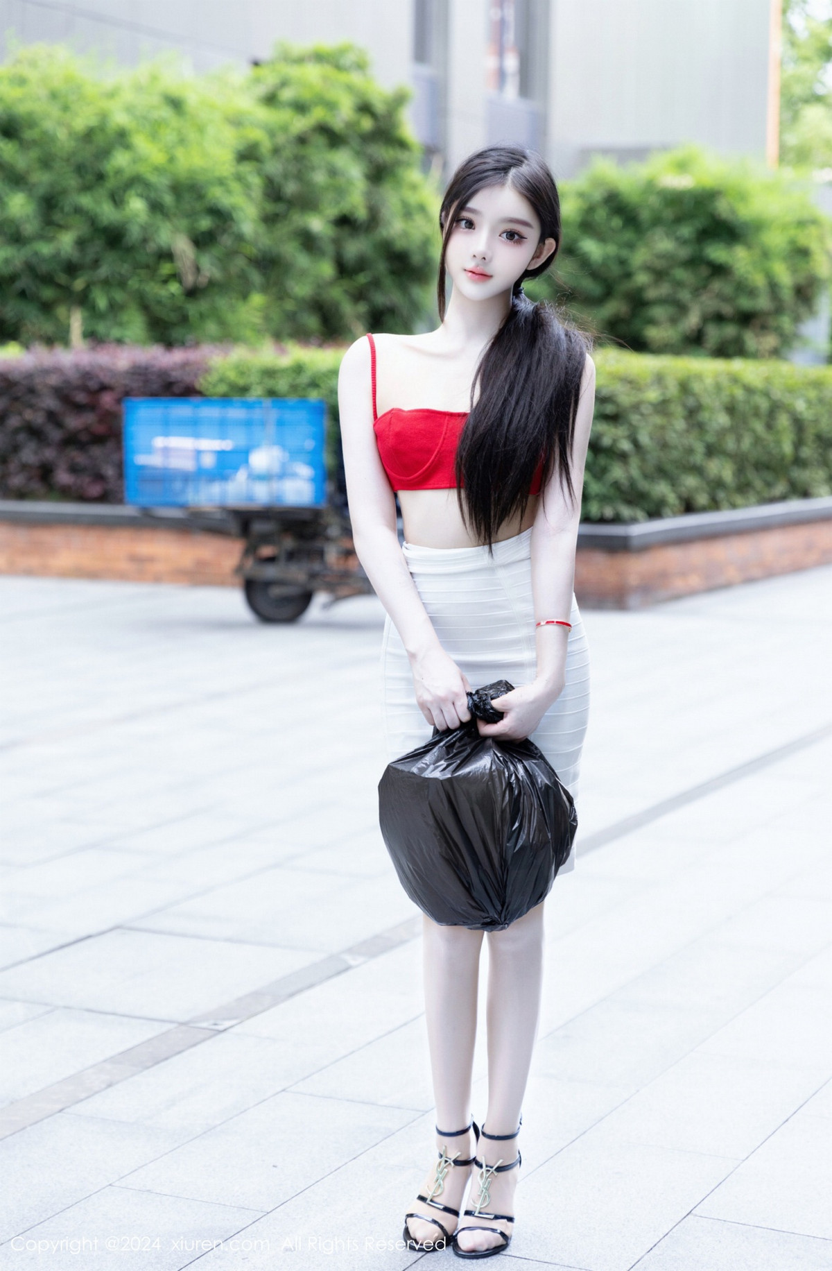 [XiuRen]高清写真图 2024.07.03 No.8794 龙雪儿 丝袜美腿