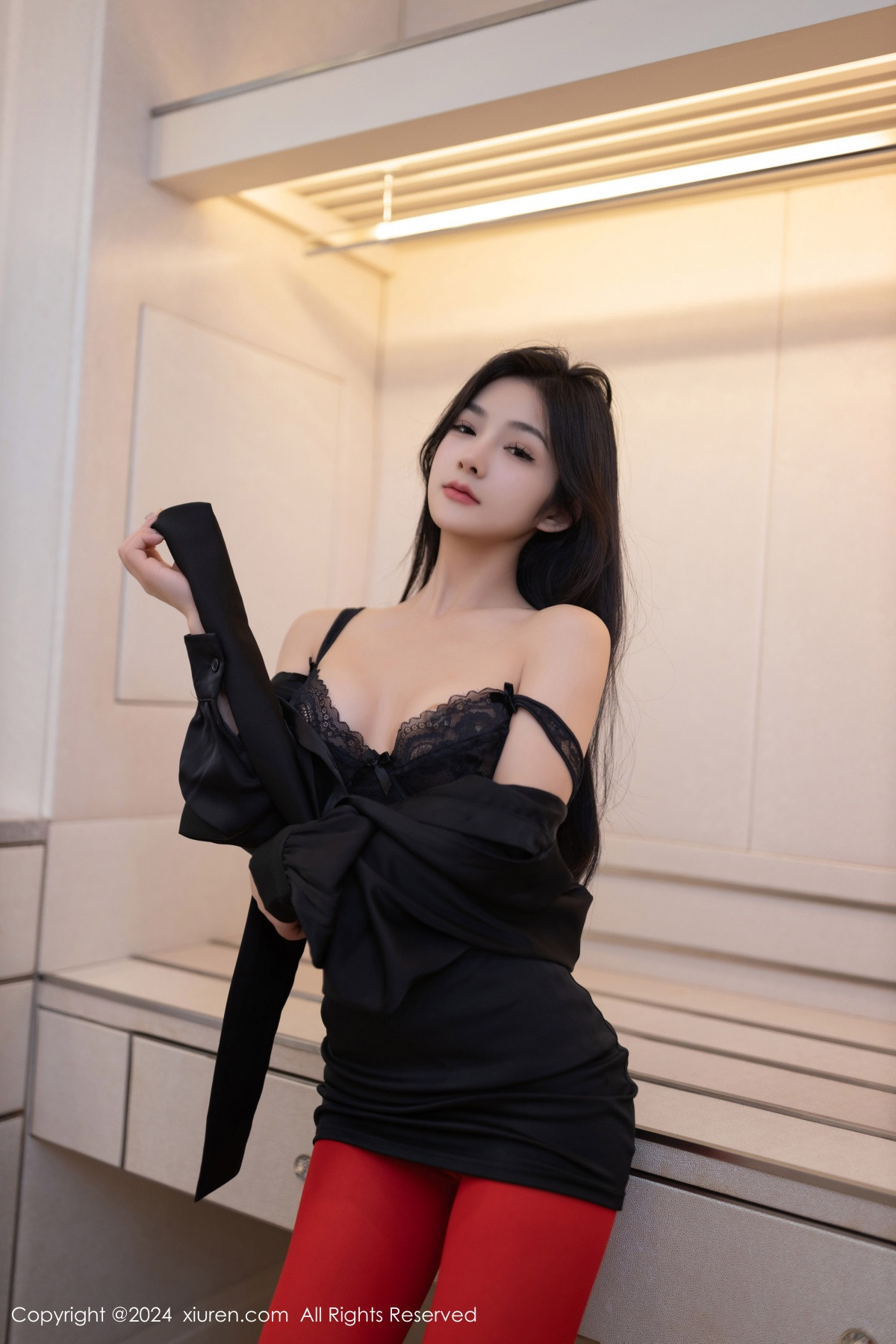 [XiuRen]高清写真图 2024.07.03 No.8801 谭小灵 丝袜美腿