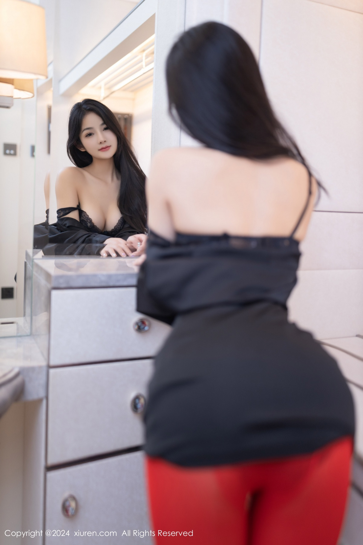 [XiuRen]高清写真图 2024.07.03 No.8801 谭小灵 丝袜美腿