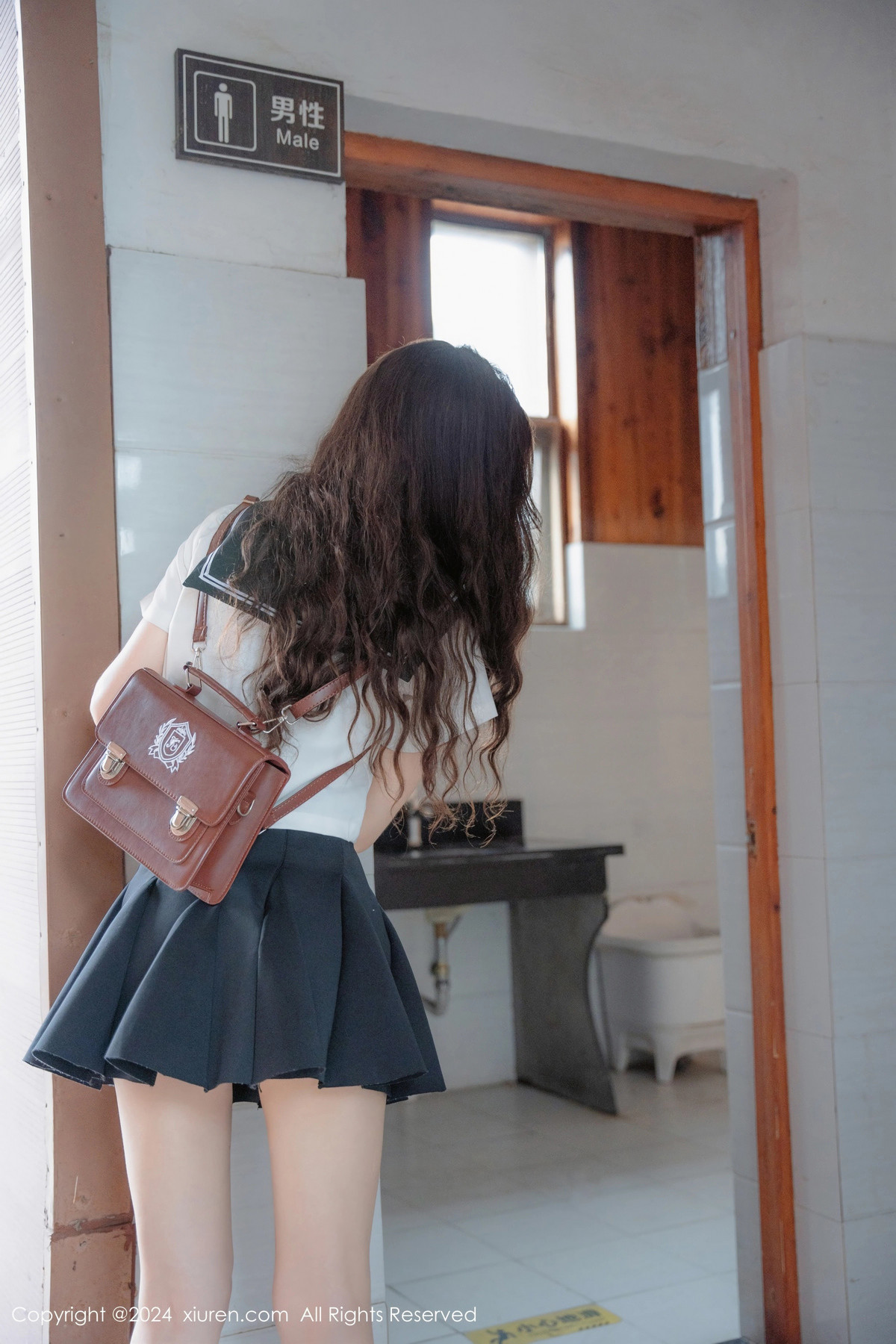 [XiuRen]高清写真图 2024.08.01 No.8948 拍黄瓜girl 制服美腿