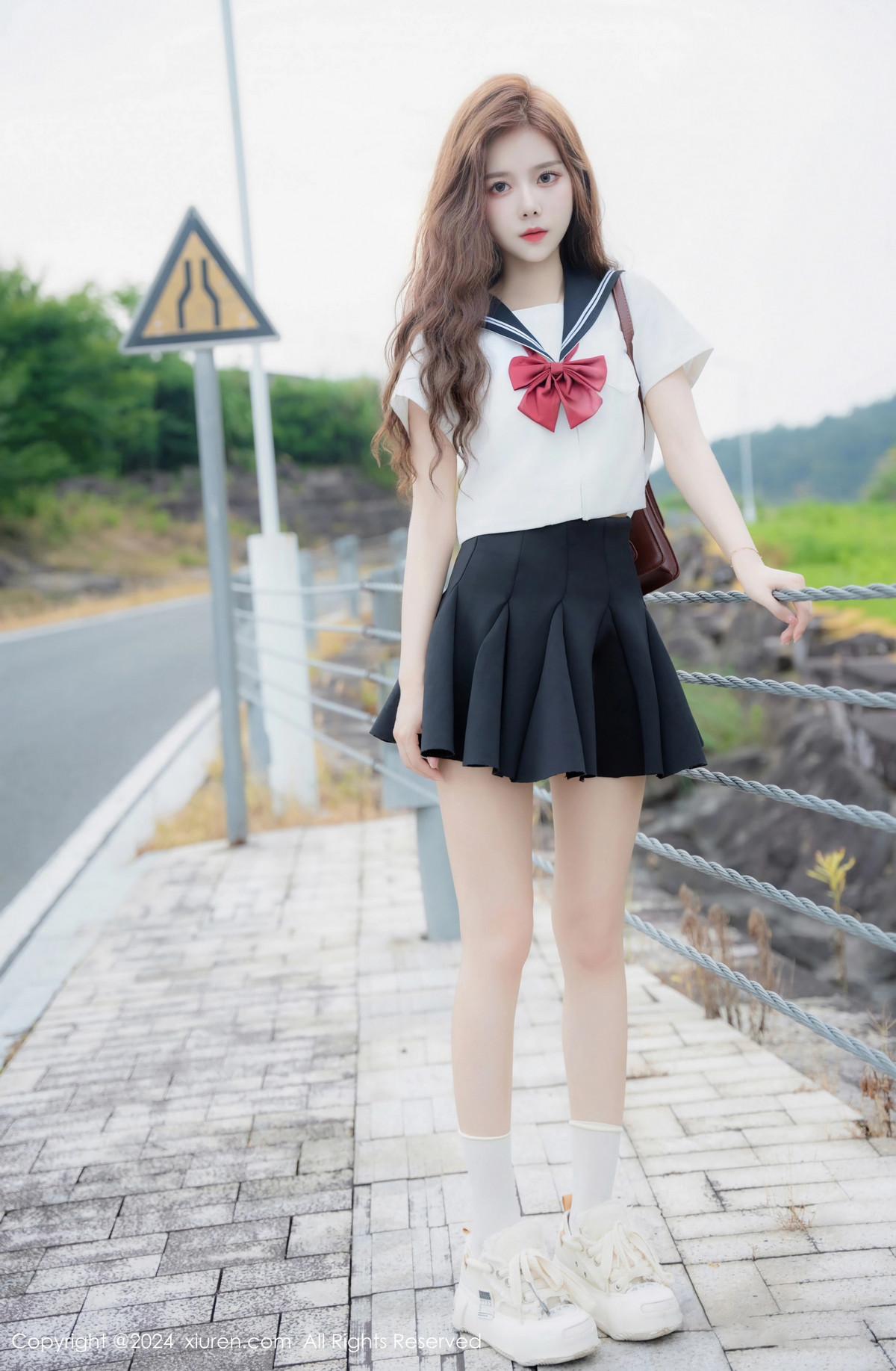 [XiuRen]高清写真图 2024.08.01 No.8948 拍黄瓜girl 制服美腿