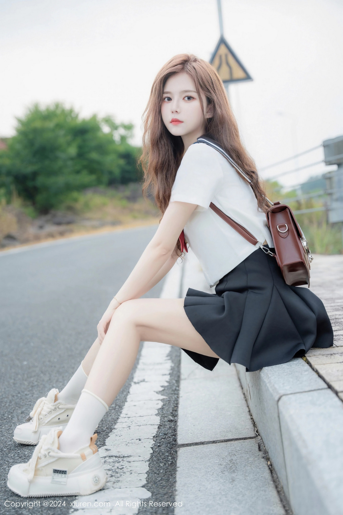 [XiuRen]高清写真图 2024.08.01 No.8948 拍黄瓜girl 制服美腿