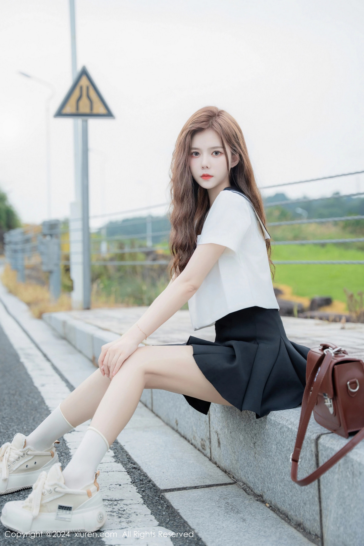[XiuRen]高清写真图 2024.08.01 No.8948 拍黄瓜girl 制服美腿