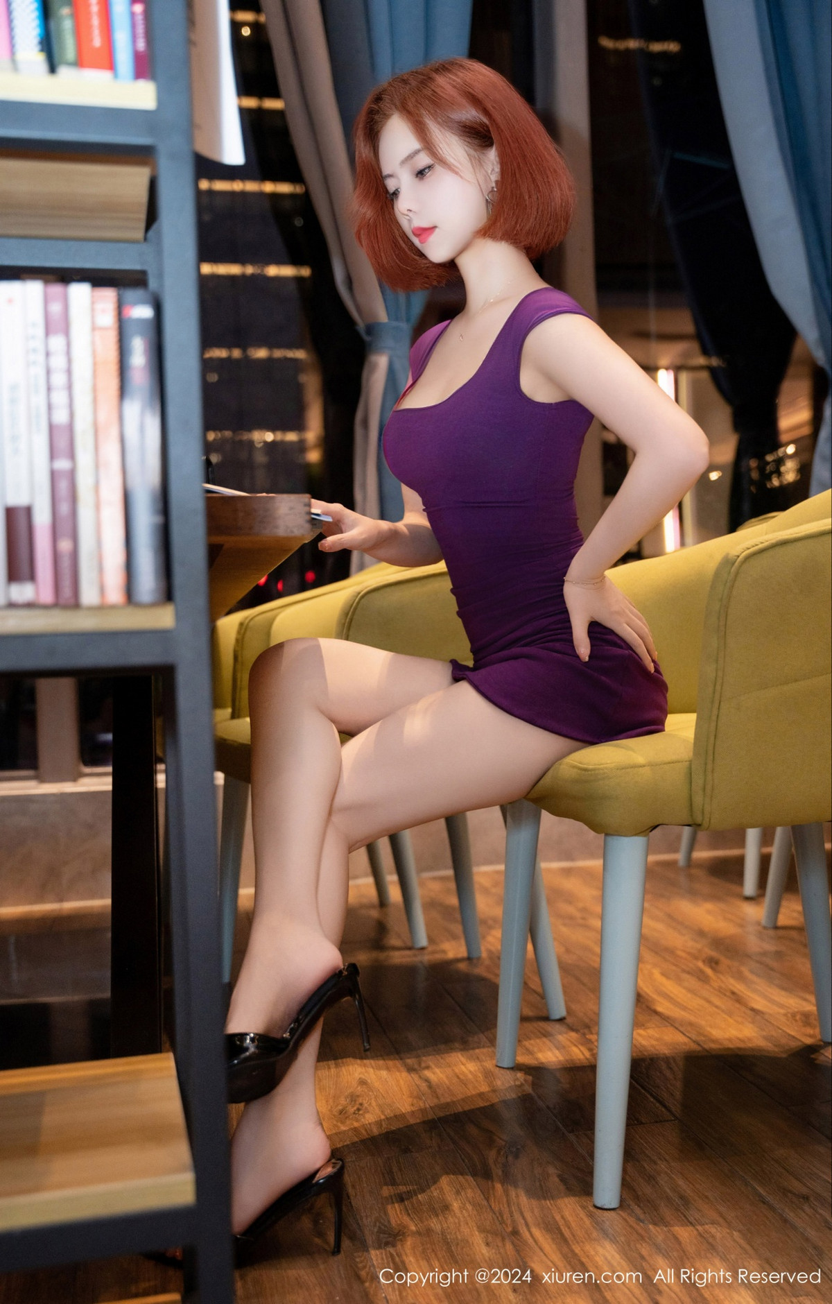 [XiuRen]高清写真图 2024.08.07 No.8978 白芷yy 美腿性感