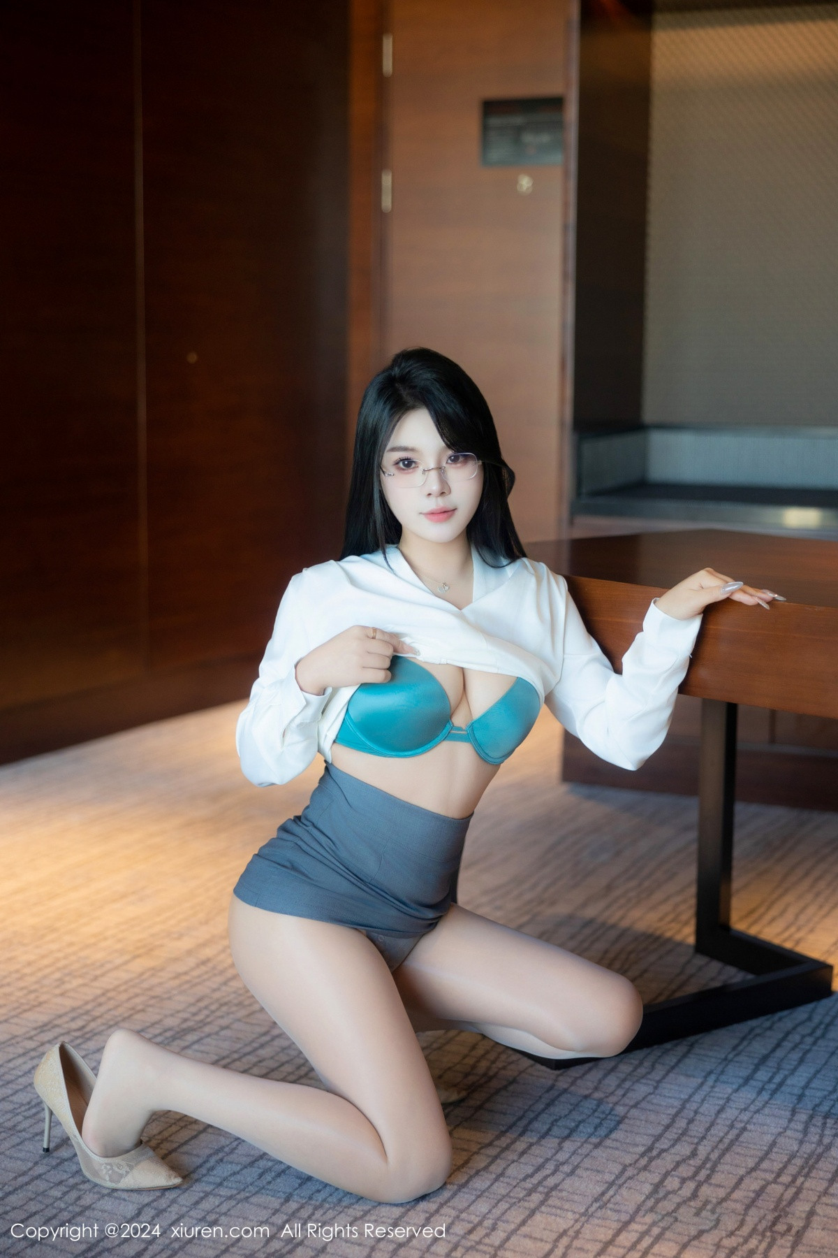 [XiuRen]高清写真图 2024.08.09 No.8989 麦田 丝袜美腿