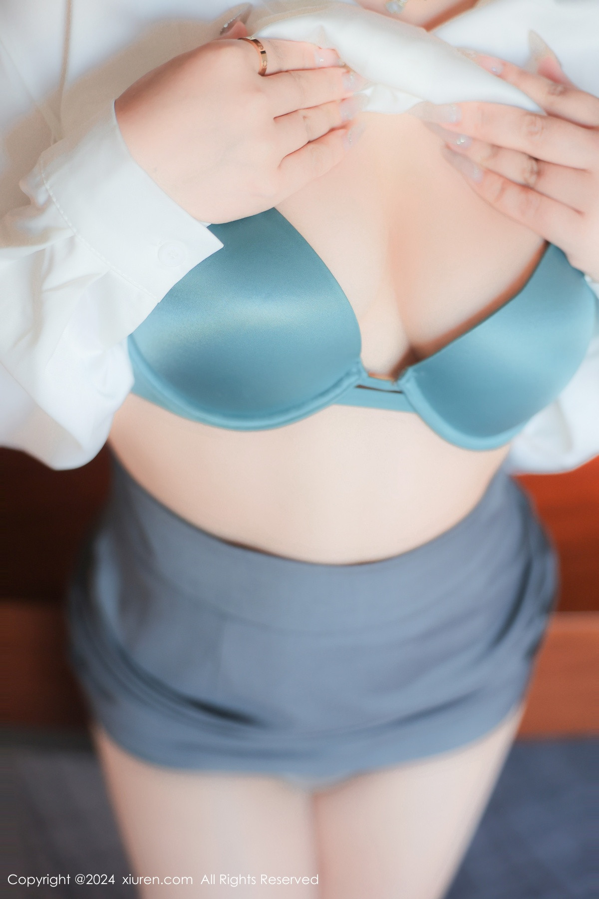 [XiuRen]高清写真图 2024.08.09 No.8989 麦田 丝袜美腿