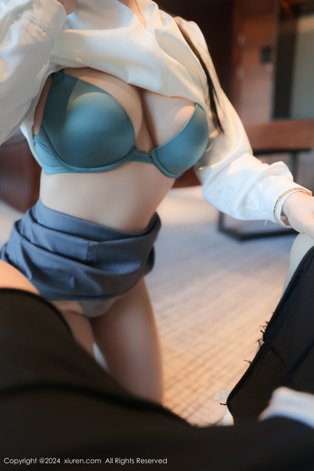 [XiuRen]高清写真图 2024.08.09 No.8989 麦田 丝袜美腿