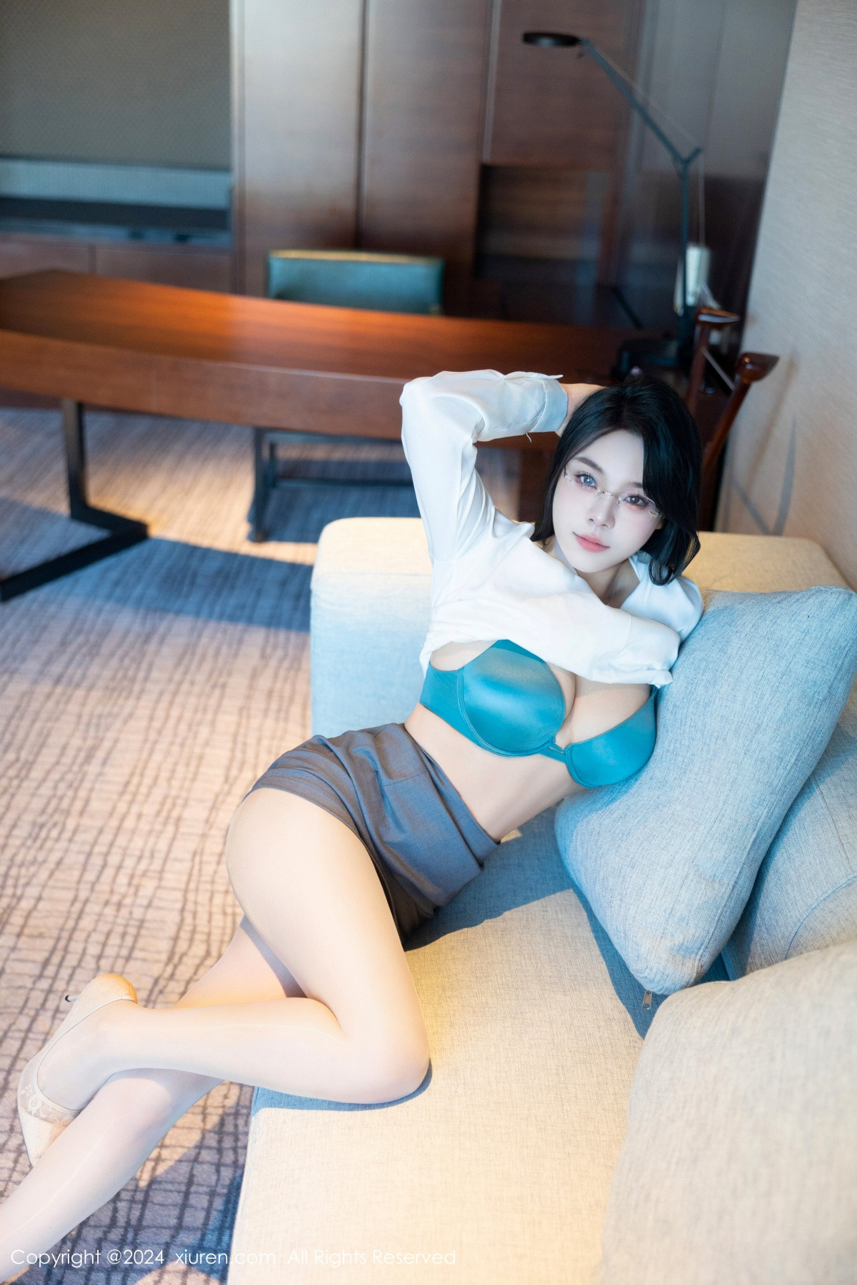[XiuRen]高清写真图 2024.08.09 No.8989 麦田 丝袜美腿