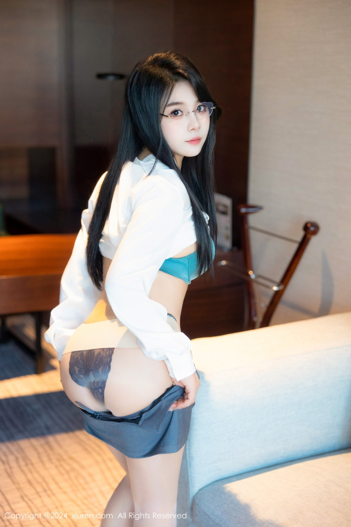 [XiuRen]高清写真图 2024.08.09 No.8989 麦田 丝袜美腿