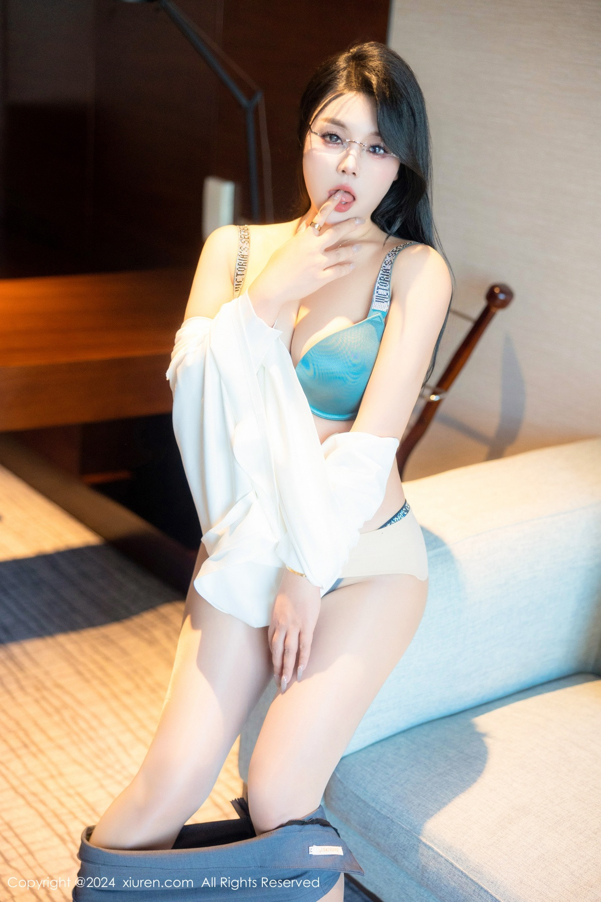 [XiuRen]高清写真图 2024.08.09 No.8989 麦田 丝袜美腿
