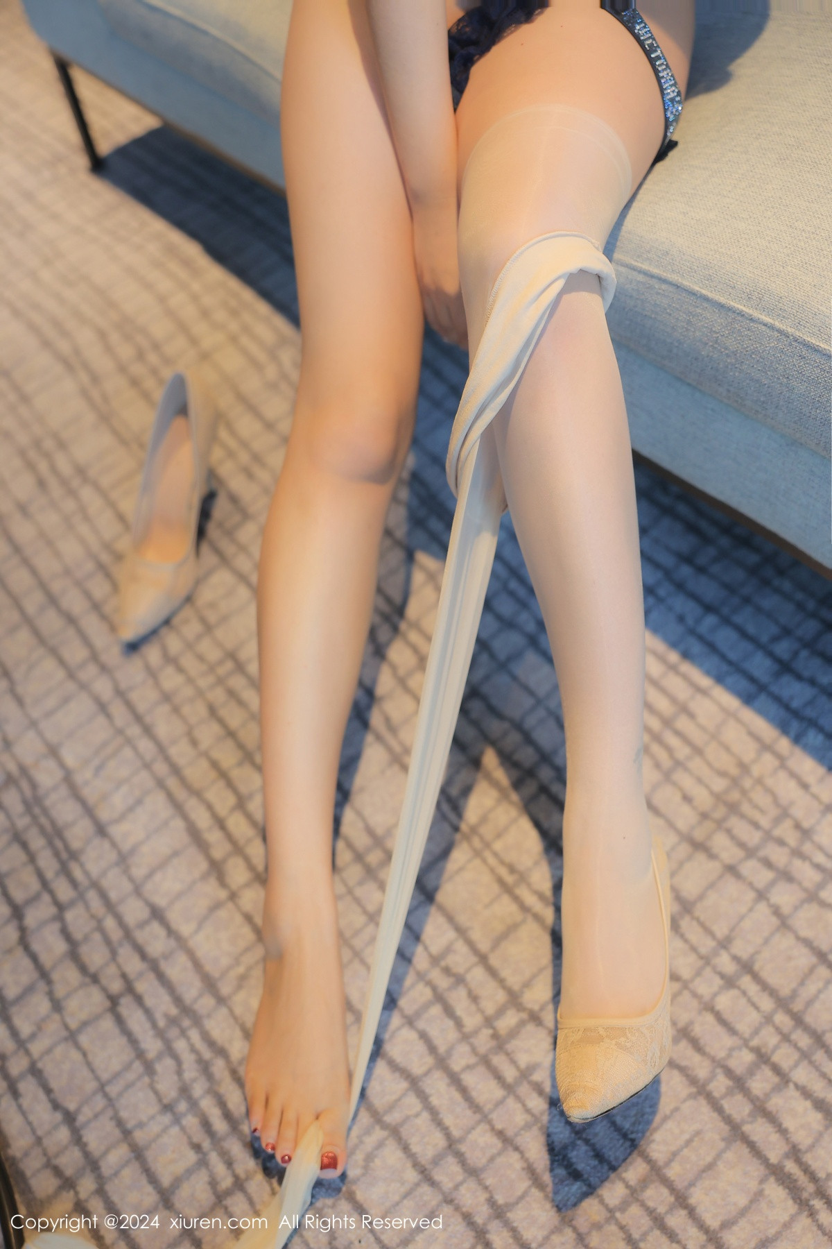 [XiuRen]高清写真图 2024.08.09 No.8989 麦田 丝袜美腿