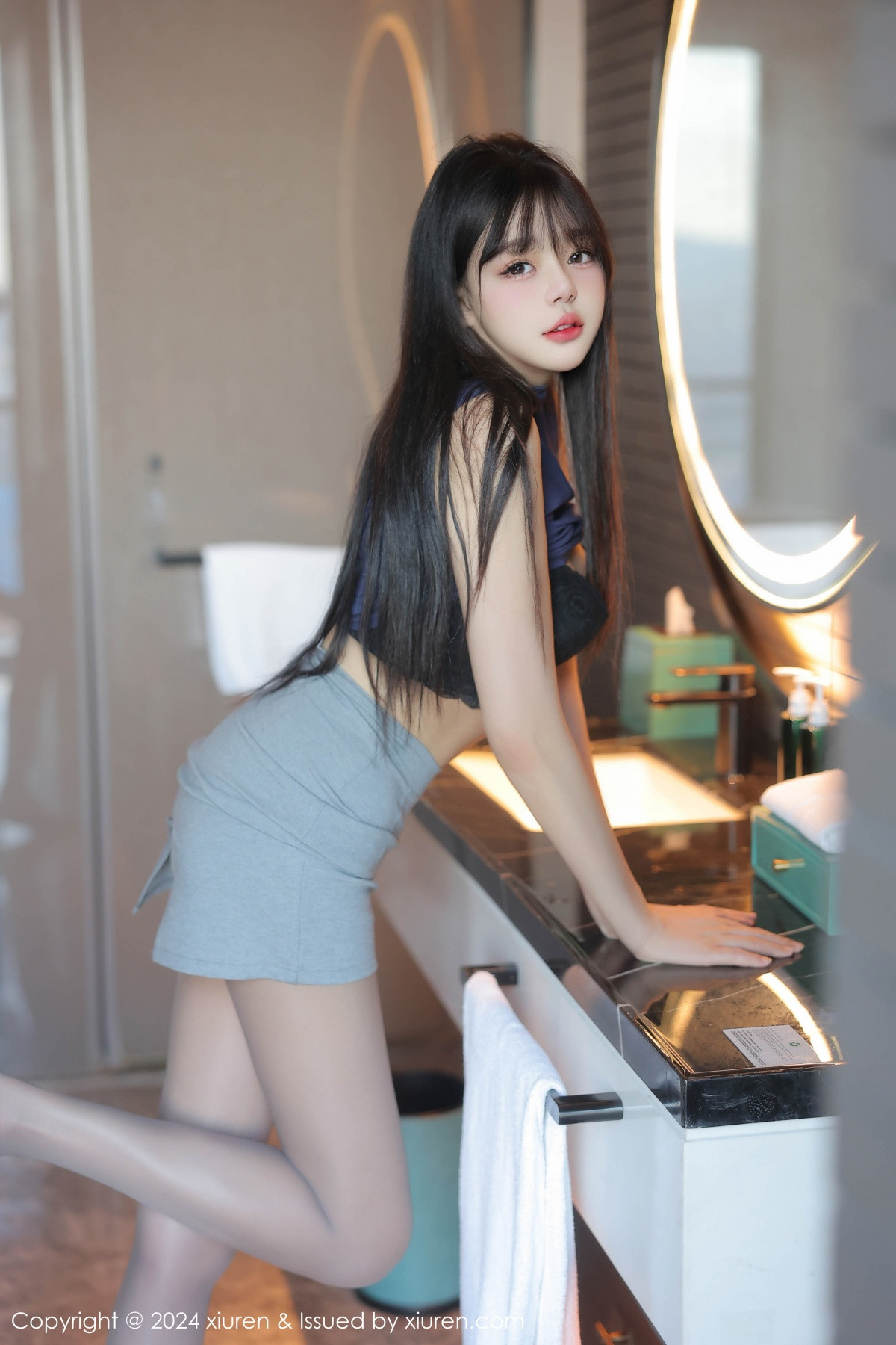 [XiuRen]高清写真图 2024.09.30 No.9233 柚柚小奶瓶 美腿短裙