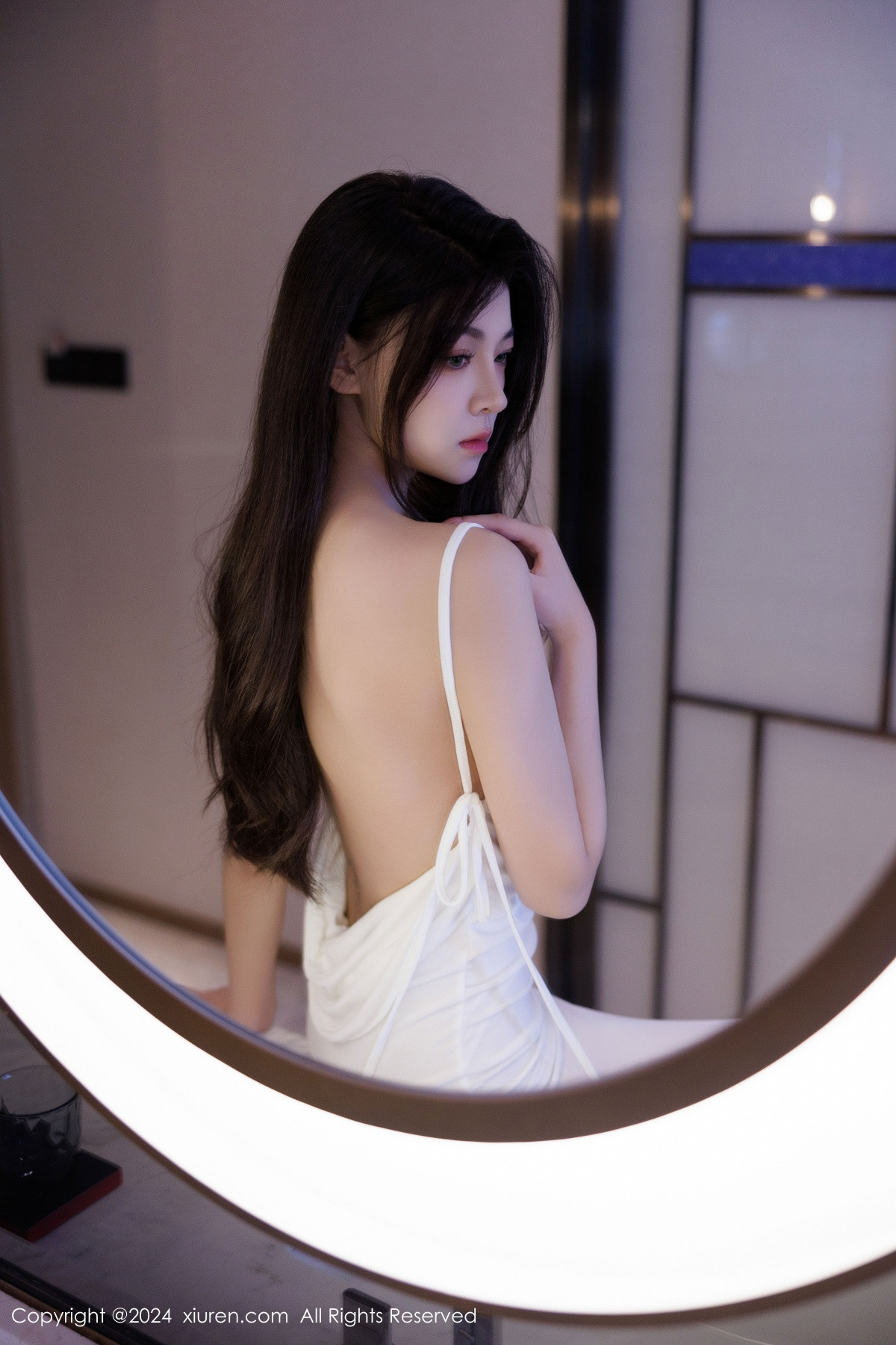 [XiuRen]高清写真图 2024.11.25 No.9499 初梦瑶 黑丝美腿