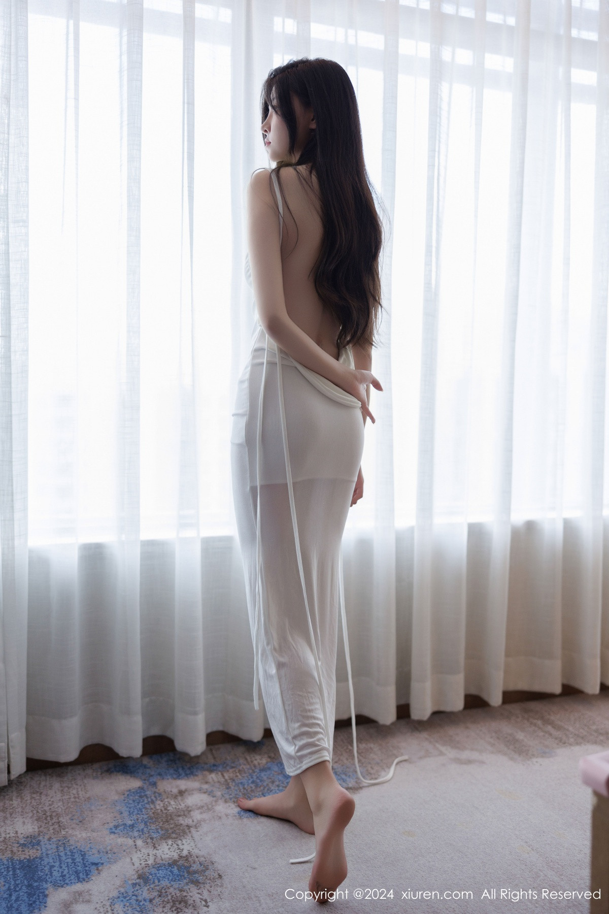 [XiuRen]高清写真图 2024.11.25 No.9499 初梦瑶 黑丝美腿