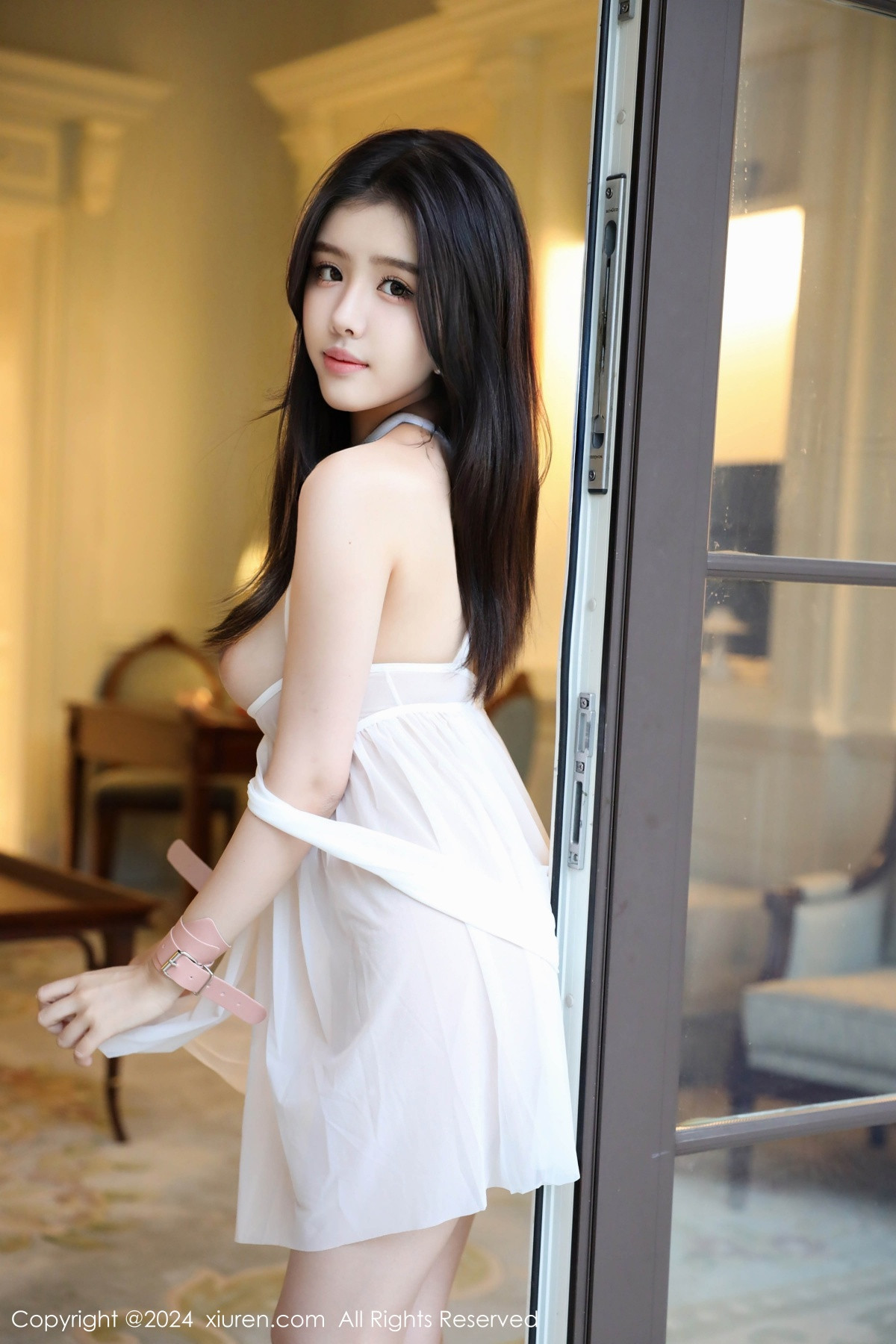[XiuRen]高清写真图 2024.12.06 No.9563 唐翩翩 美腿妩媚