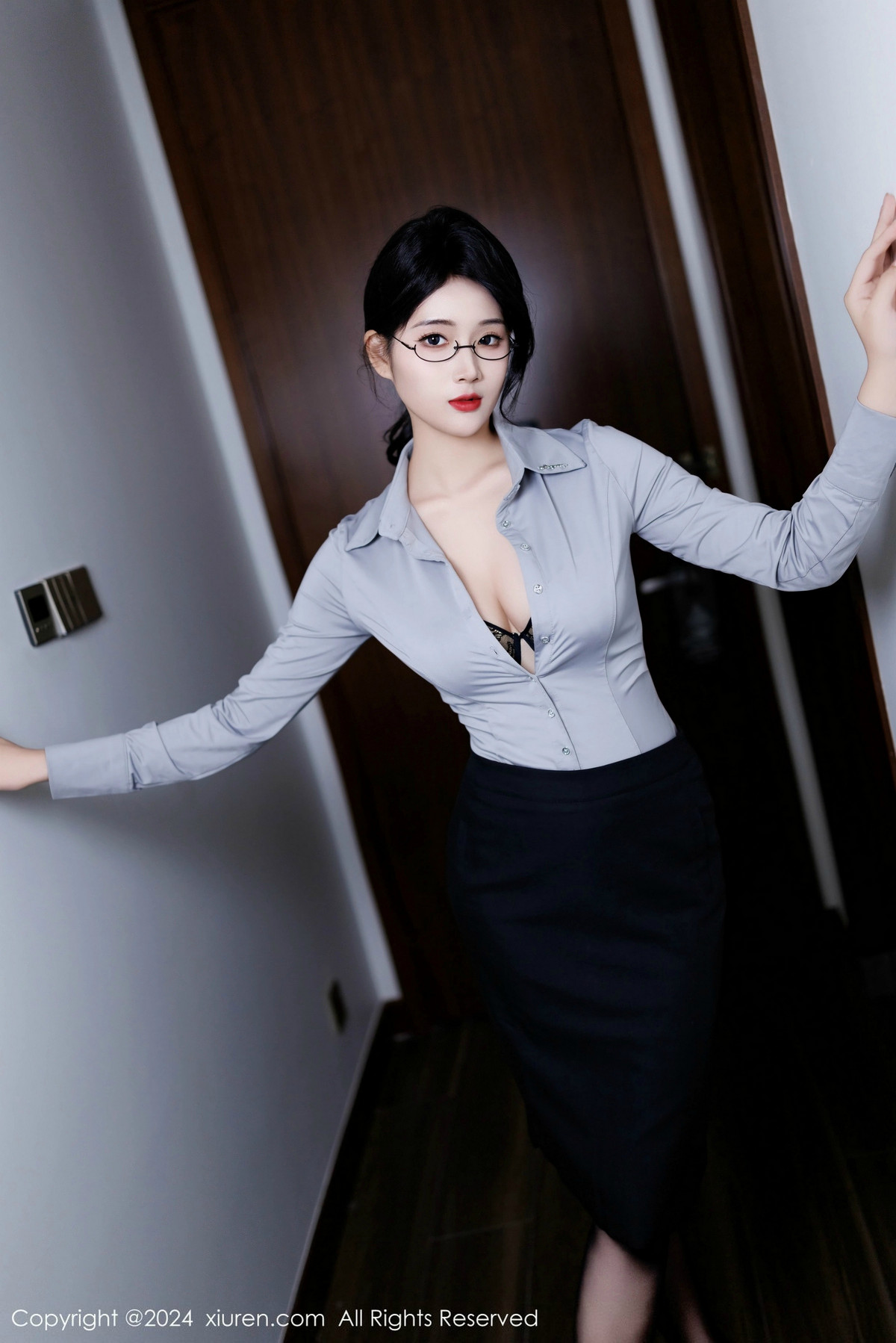 [XiuRen]高清写真图 2024.12.09 No.9567 南乔 OL美腿
