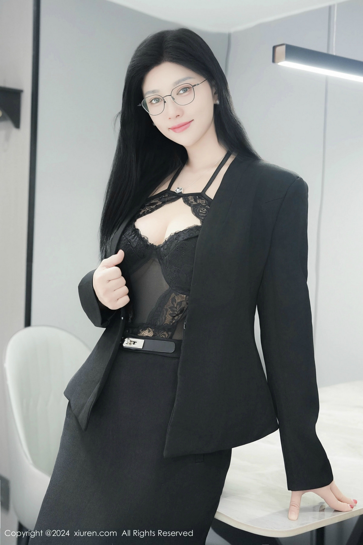[XiuRen]高清写真图 2024.12.23 No.9639 雅茹老师 黑丝美臀