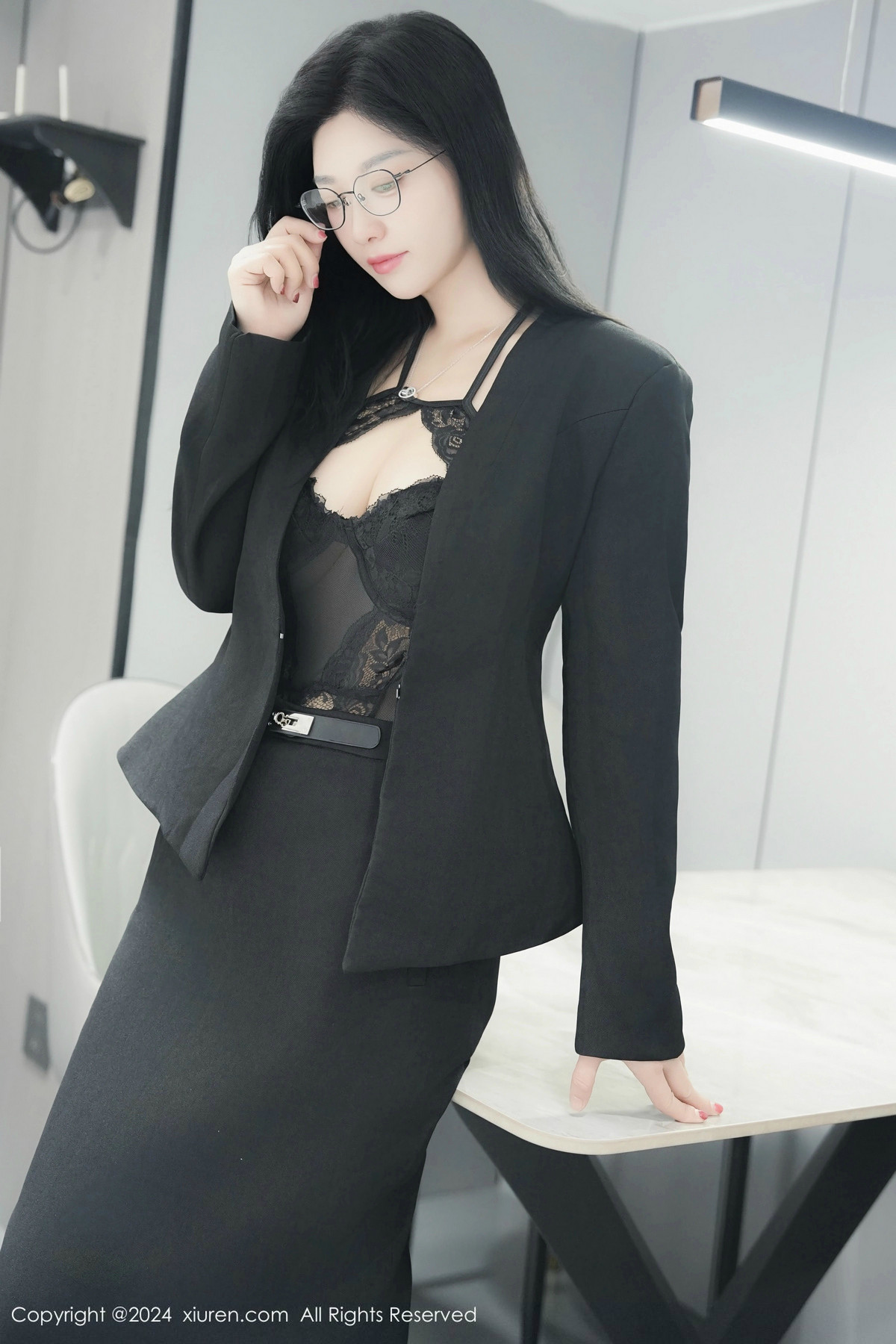 [XiuRen]高清写真图 2024.12.23 No.9639 雅茹老师 黑丝美臀