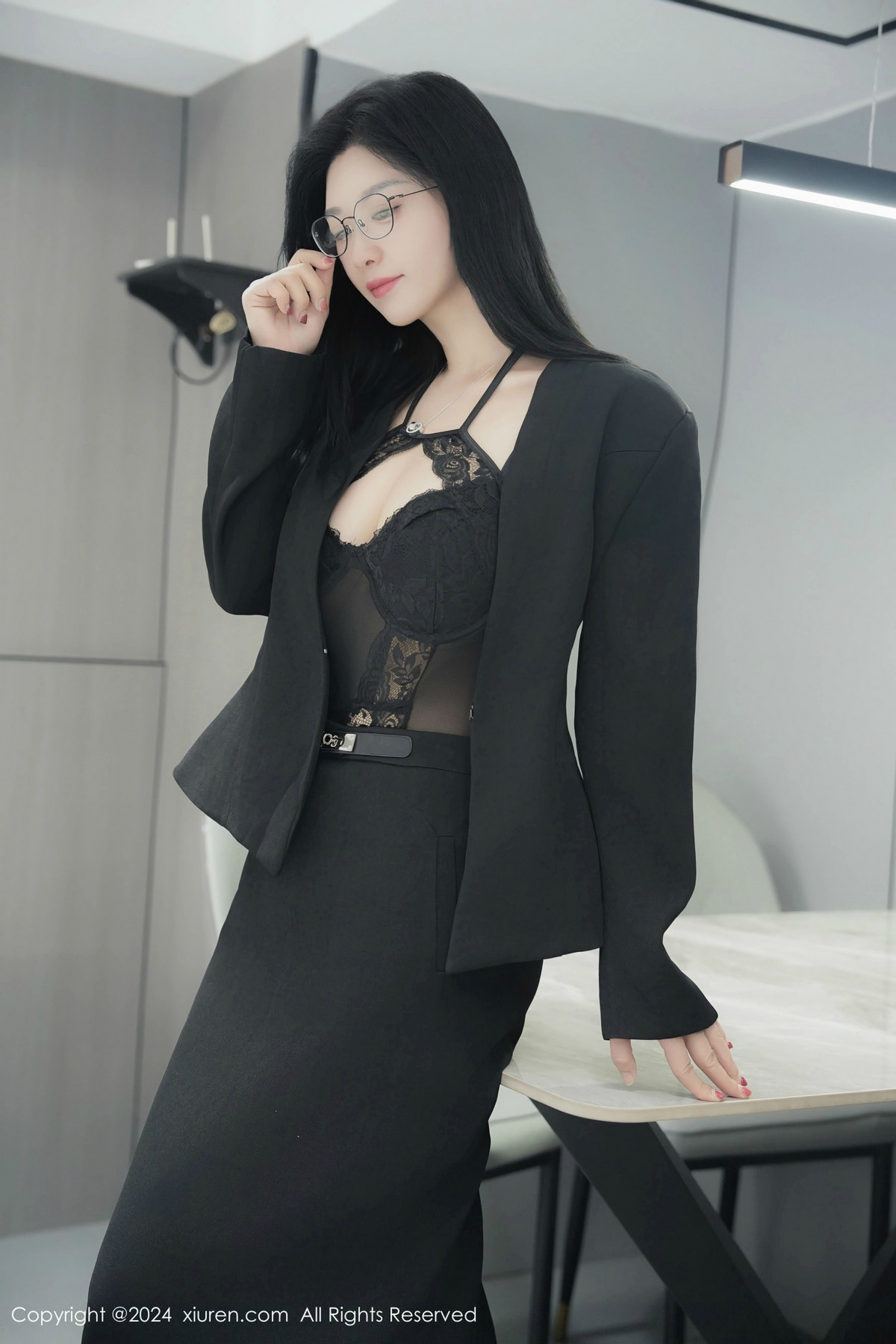 [XiuRen]高清写真图 2024.12.23 No.9639 雅茹老师 黑丝美臀
