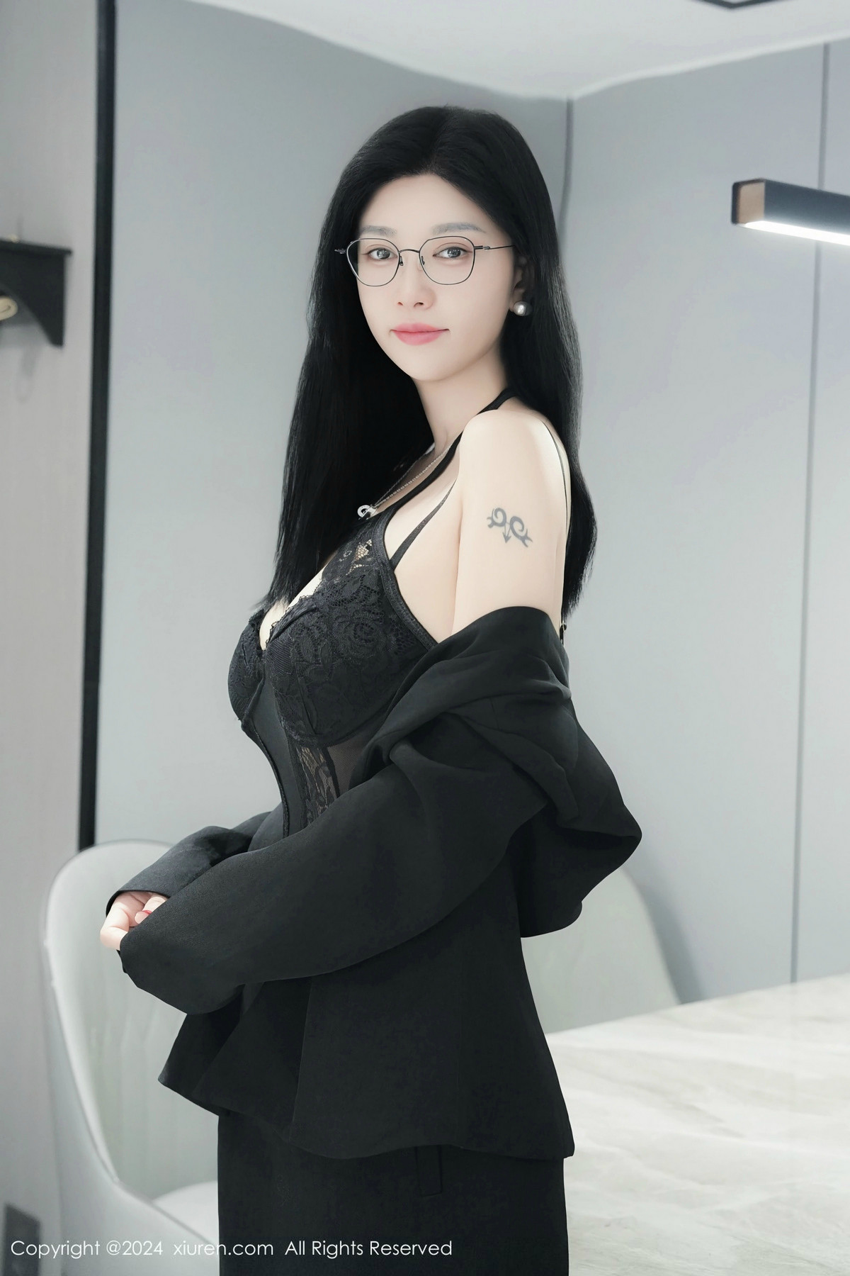 [XiuRen]高清写真图 2024.12.23 No.9639 雅茹老师 黑丝美臀