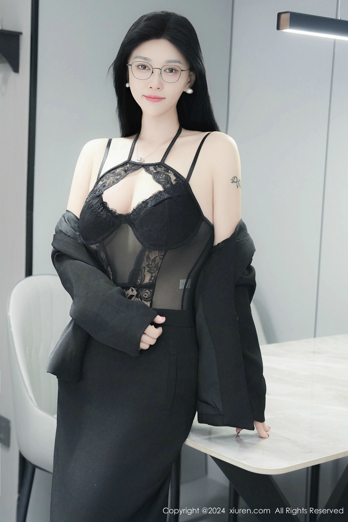 [XiuRen]高清写真图 2024.12.23 No.9639 雅茹老师 黑丝美臀