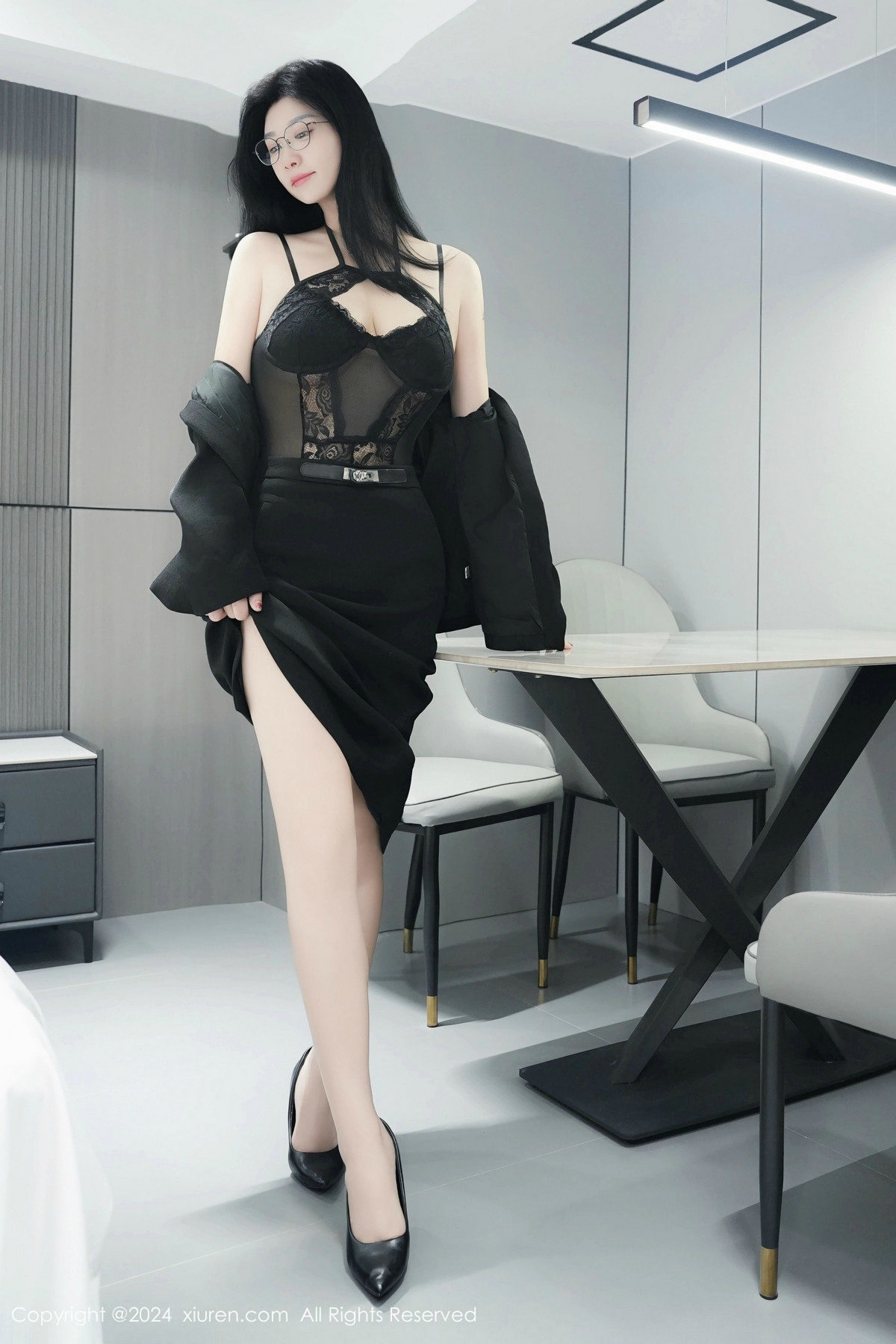 [XiuRen]高清写真图 2024.12.23 No.9639 雅茹老师 黑丝美臀