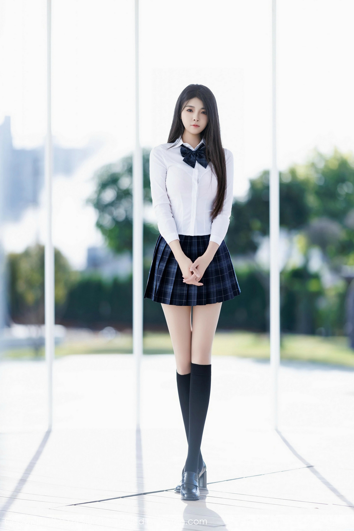[XiuRen]高清写真图 2024.12.30 No.9682 初梦瑶 短裙美腿