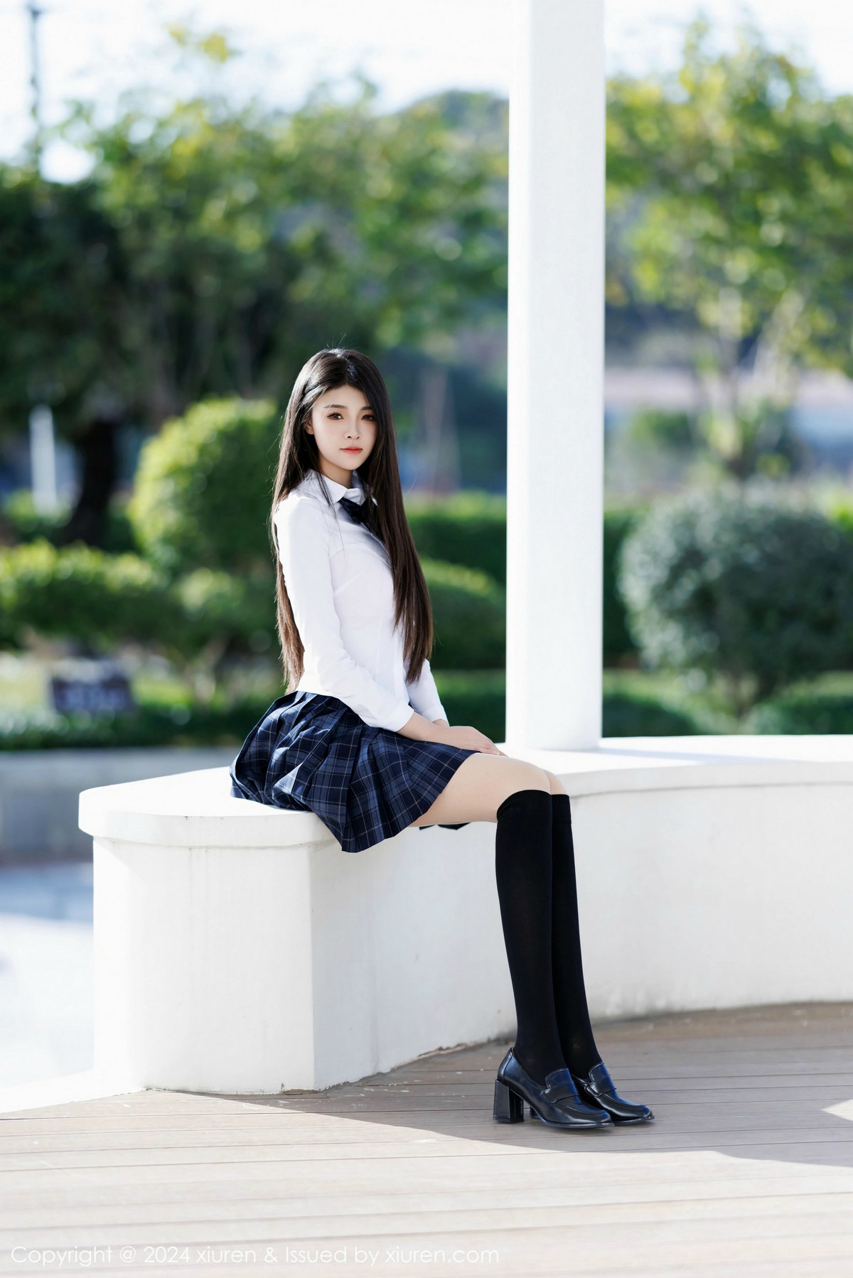 [XiuRen]高清写真图 2024.12.30 No.9682 初梦瑶 短裙美腿
