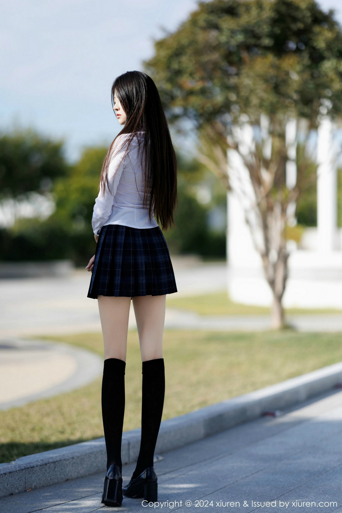 [XiuRen]高清写真图 2024.12.30 No.9682 初梦瑶 短裙美腿