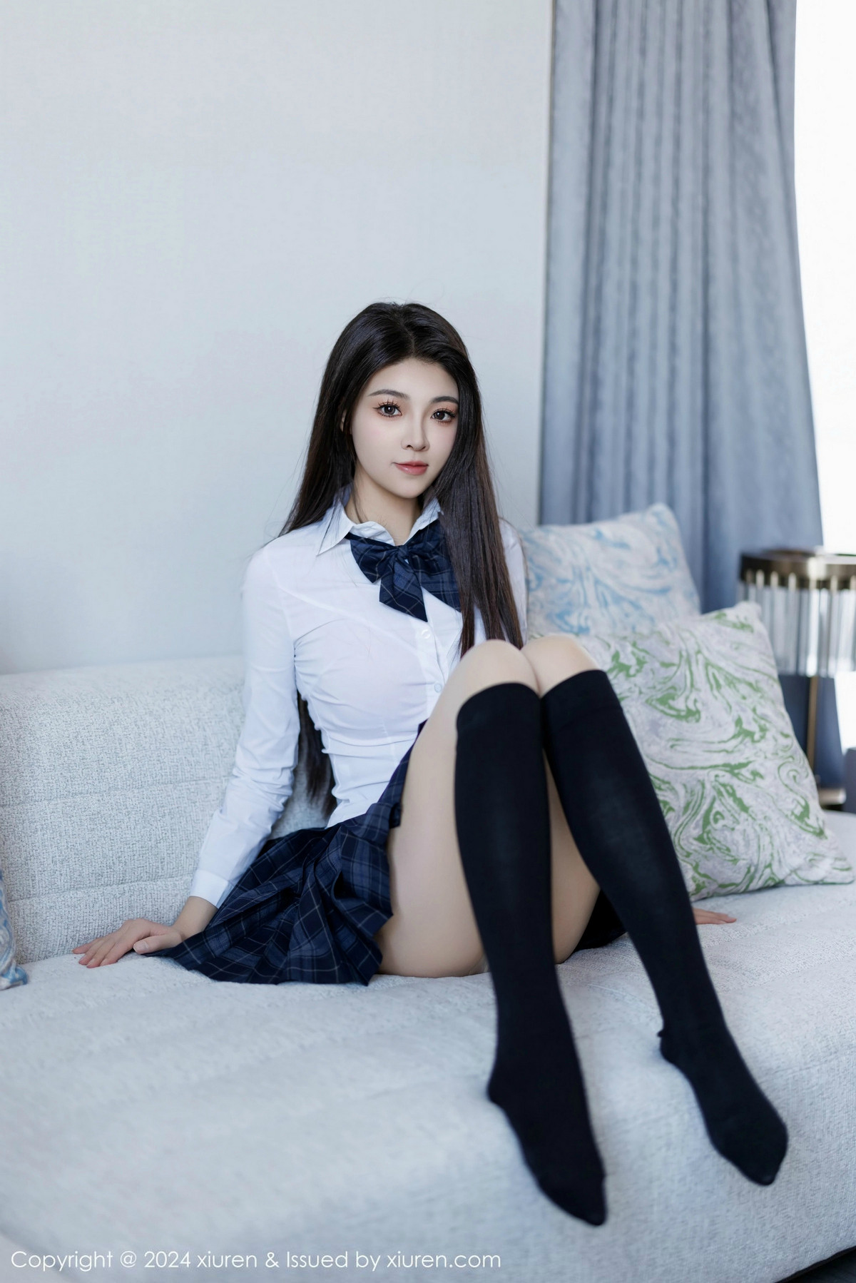 [XiuRen]高清写真图 2024.12.30 No.9682 初梦瑶 短裙美腿