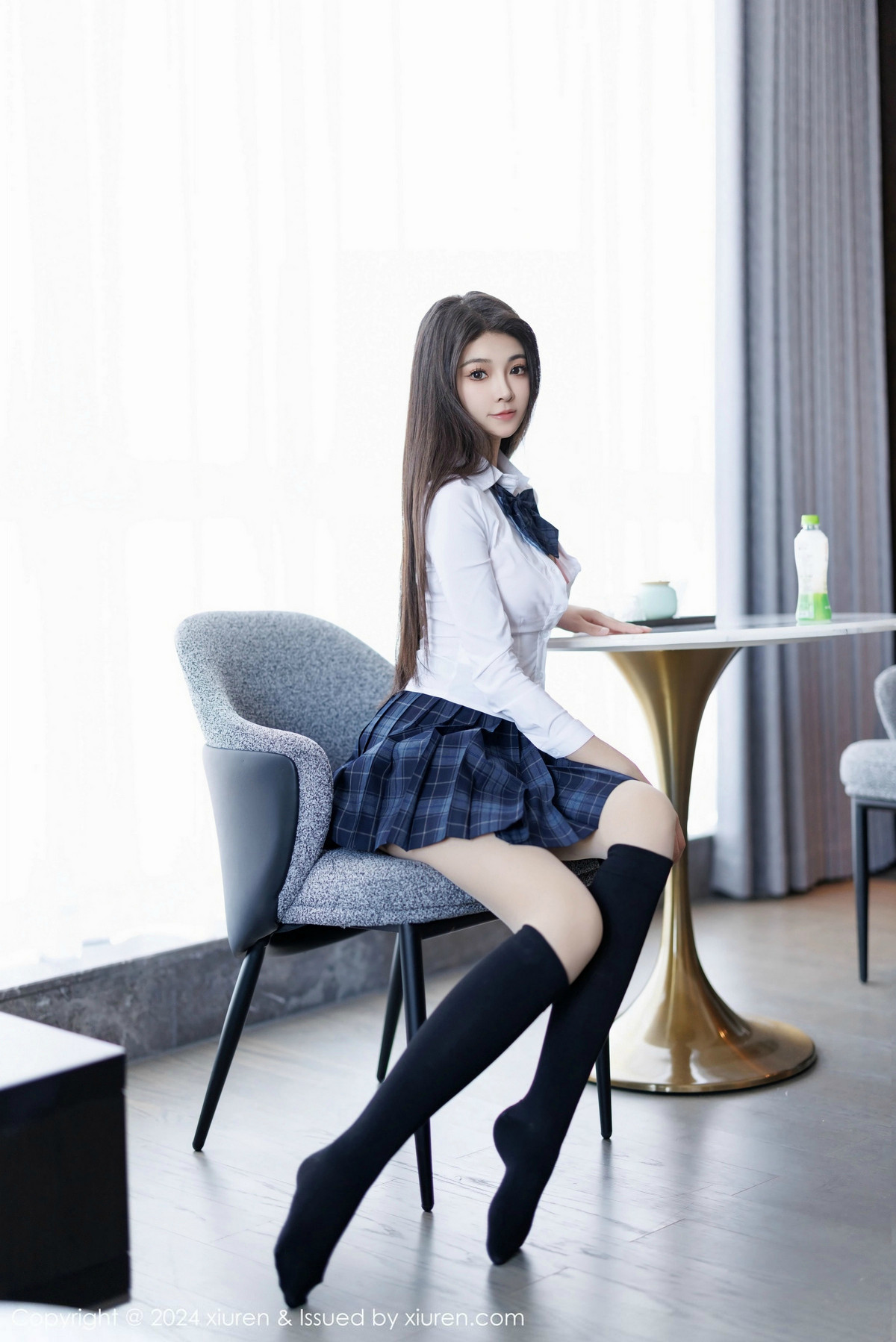 [XiuRen]高清写真图 2024.12.30 No.9682 初梦瑶 短裙美腿