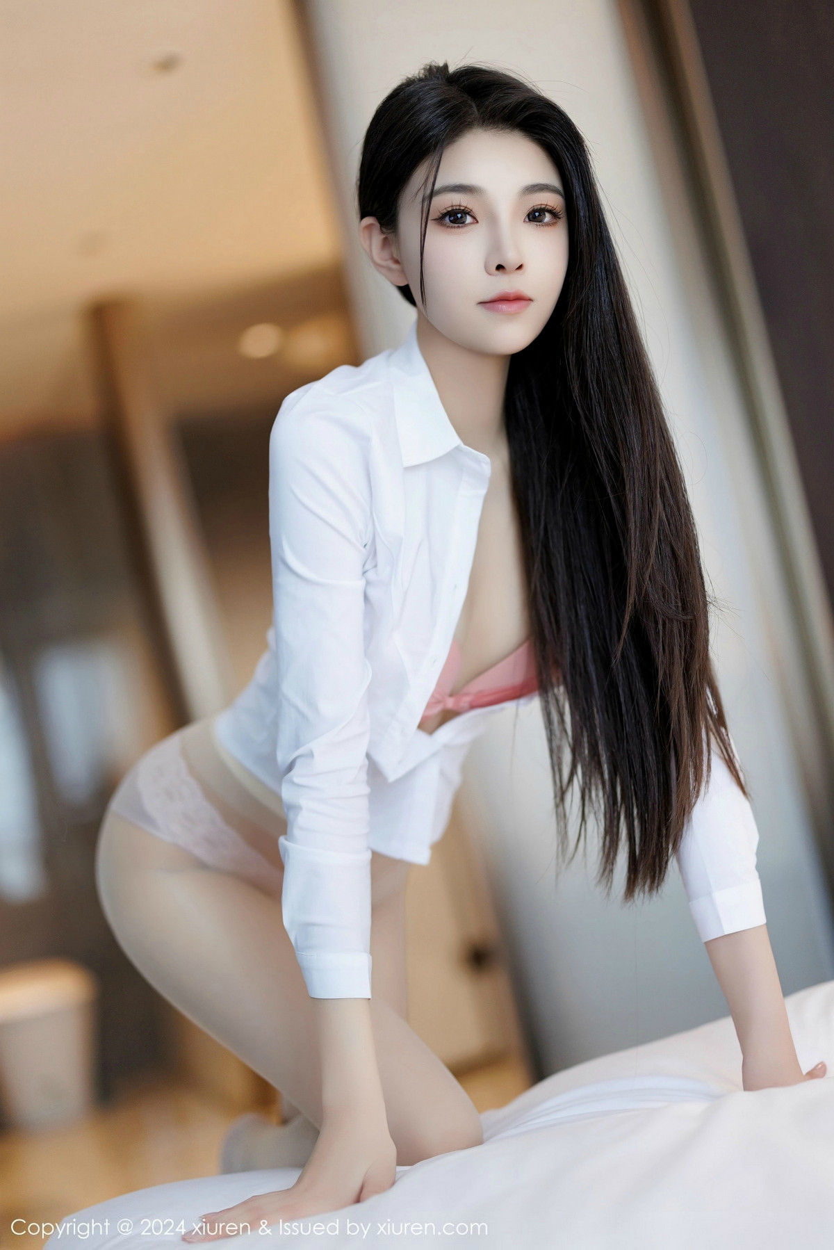 [XiuRen]高清写真图 2024.12.30 No.9682 初梦瑶 短裙美腿