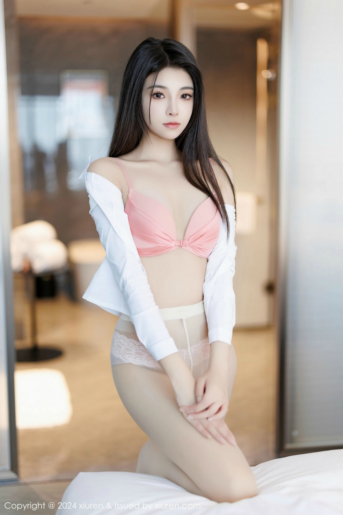 [XiuRen]高清写真图 2024.12.30 No.9682 初梦瑶 短裙美腿