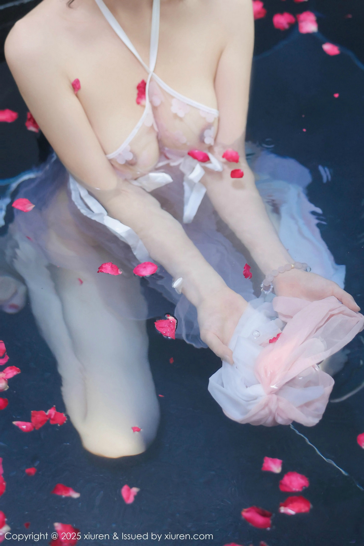 [XiuRen]高清写真图 2025.01.17 No.9778 桃妖夭 浴池美腿