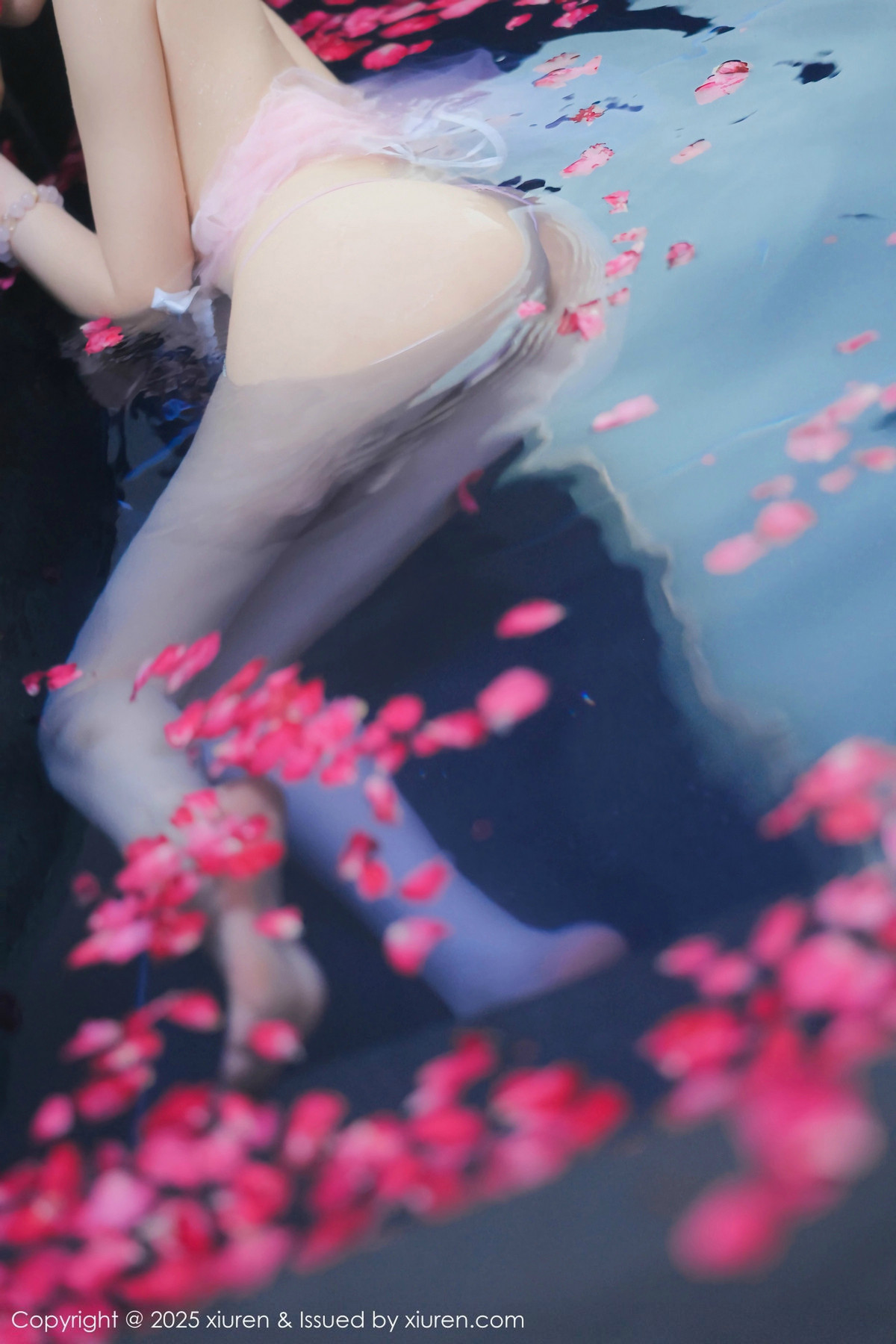 [XiuRen]高清写真图 2025.01.17 No.9778 桃妖夭 浴池美腿