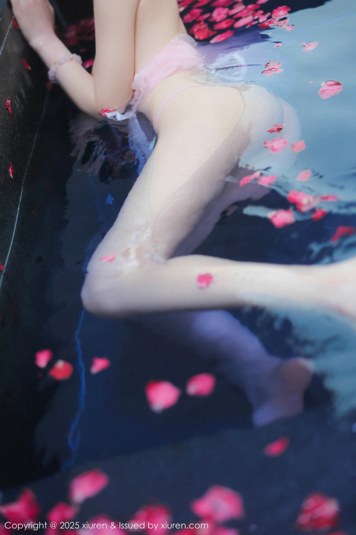[XiuRen]高清写真图 2025.01.17 No.9778 桃妖夭 浴池美腿