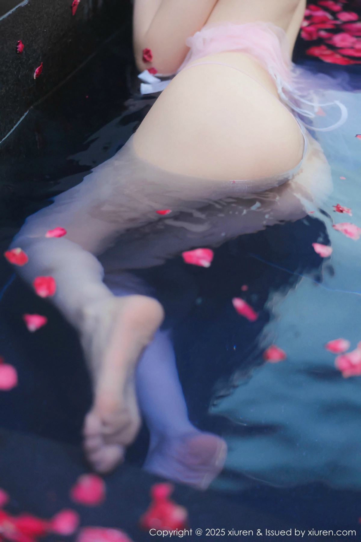 [XiuRen]高清写真图 2025.01.17 No.9778 桃妖夭 浴池美腿