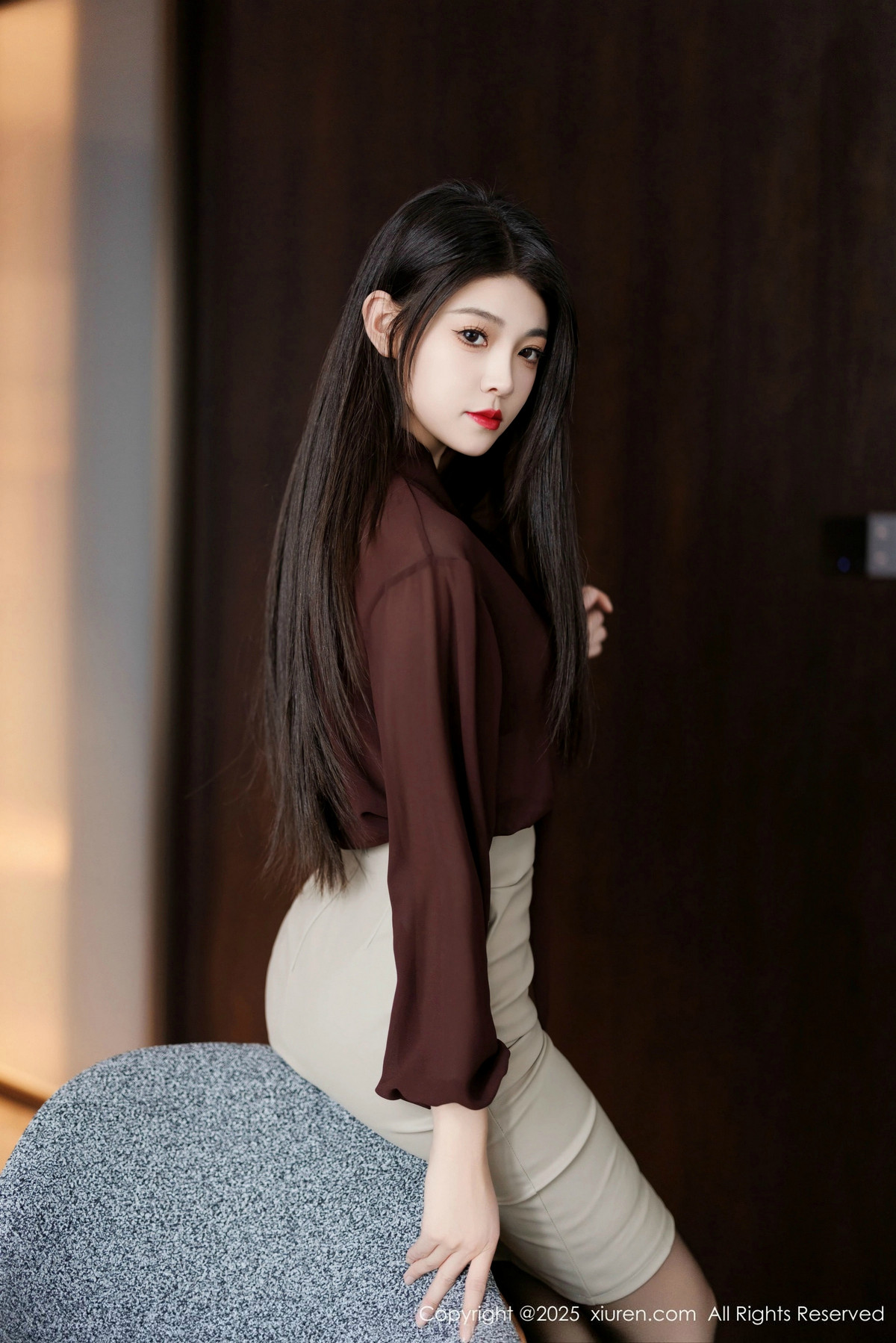 [XiuRen]高清写真图 2025.02.11 No.9868 初梦瑶 黑丝美腿