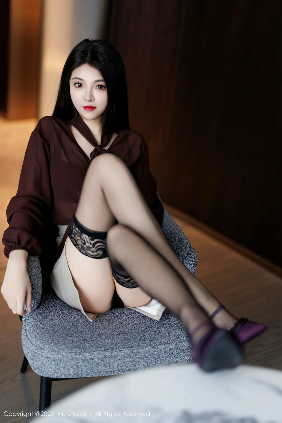 [XiuRen]高清写真图 2025.02.11 No.9868 初梦瑶 黑丝美腿