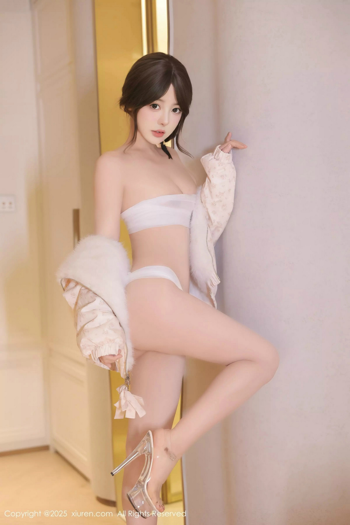 [XiuRen]高清写真图 2025.02.28 No.9950 桃妖夭 性感美腿