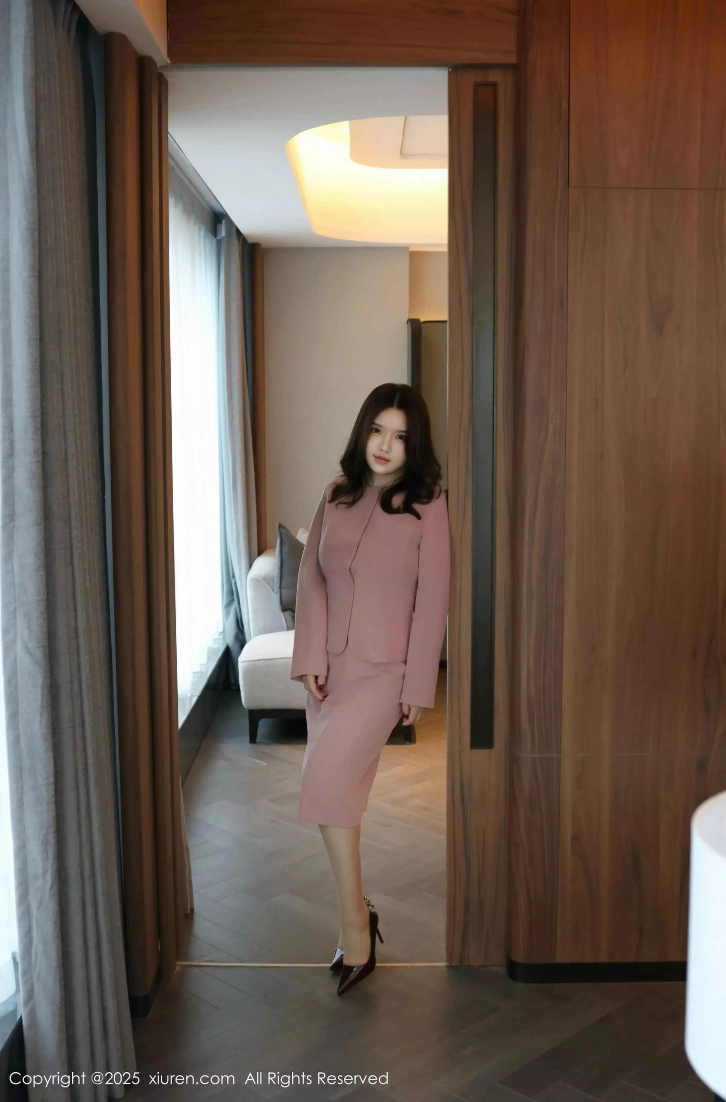 [XiuRen]高清写真图 2025.03.14 No.10020 小薯条nienie 丝袜美腿