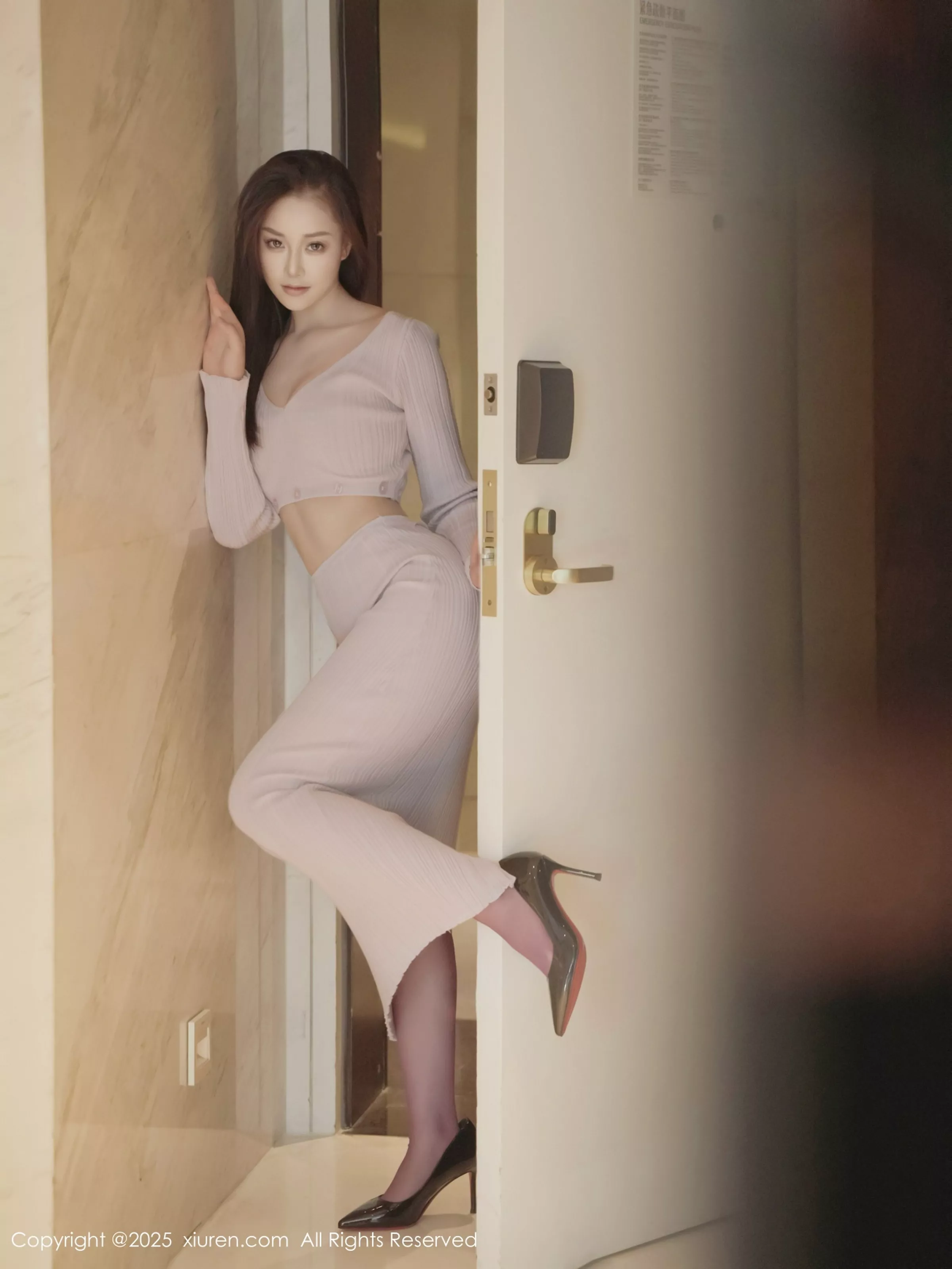 [XiuRen]高清写真图 2025.04.15 No.10151 兰滢滢 紫色丝袜