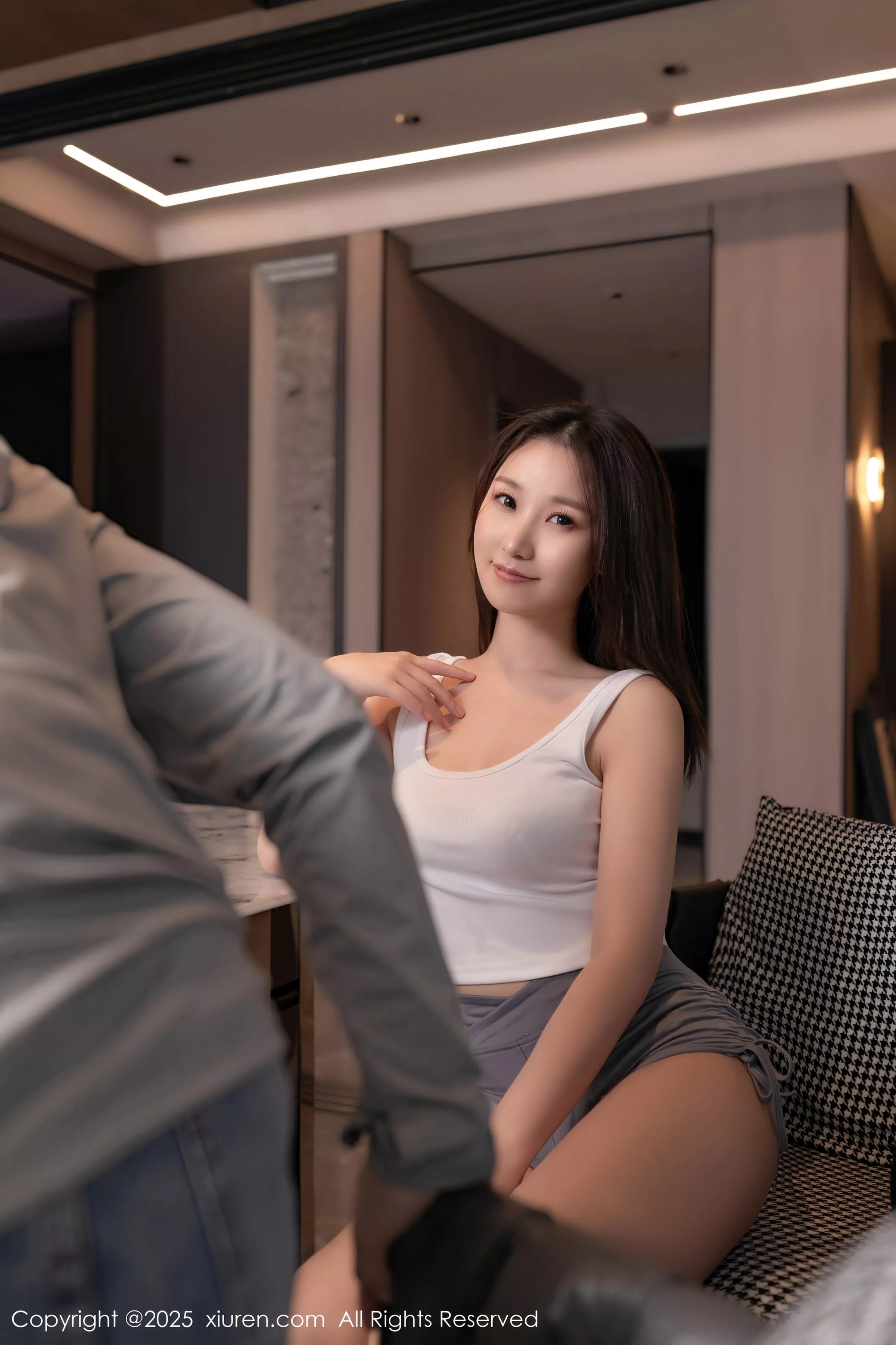 [XiuRen]高清写真图 2025.04.29 No.10220 杏子Yada 暖灰短裤