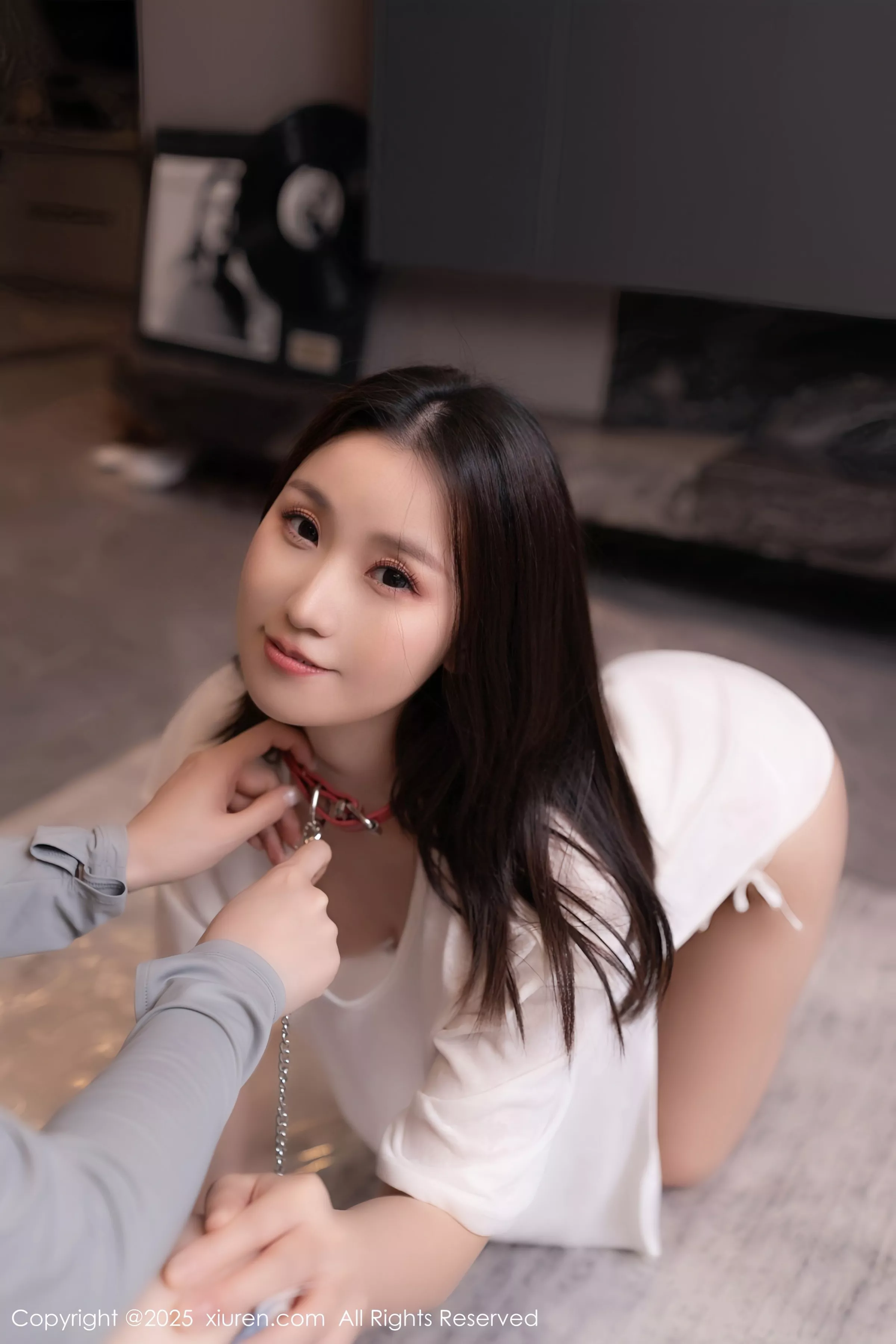 [XiuRen]高清写真图 2025.04.29 No.10220 杏子Yada 暖灰短裤